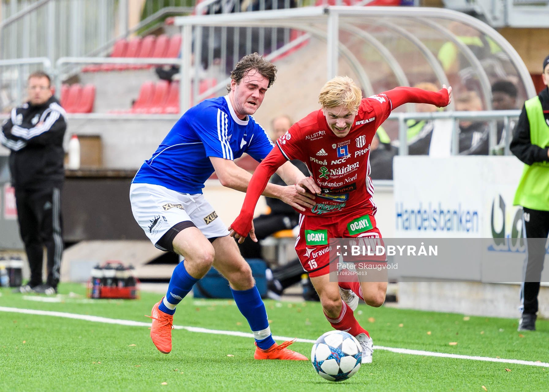 Östersunds Max Hjalmarsson försöker stoppa Piteås