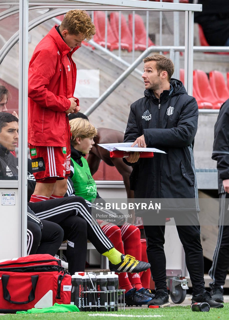 Piteås tränare Johan Norberg ger instruktioner till