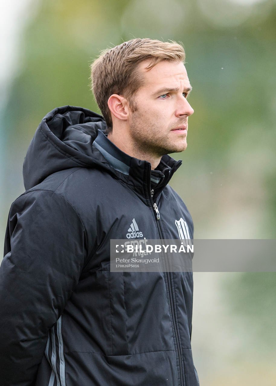 Piteås tränare Johan Norberg under fotbollsmatchen i Division 2 Norrland mellan Piteå och Östersund den 26 Augusti 2017 i Piteå.
