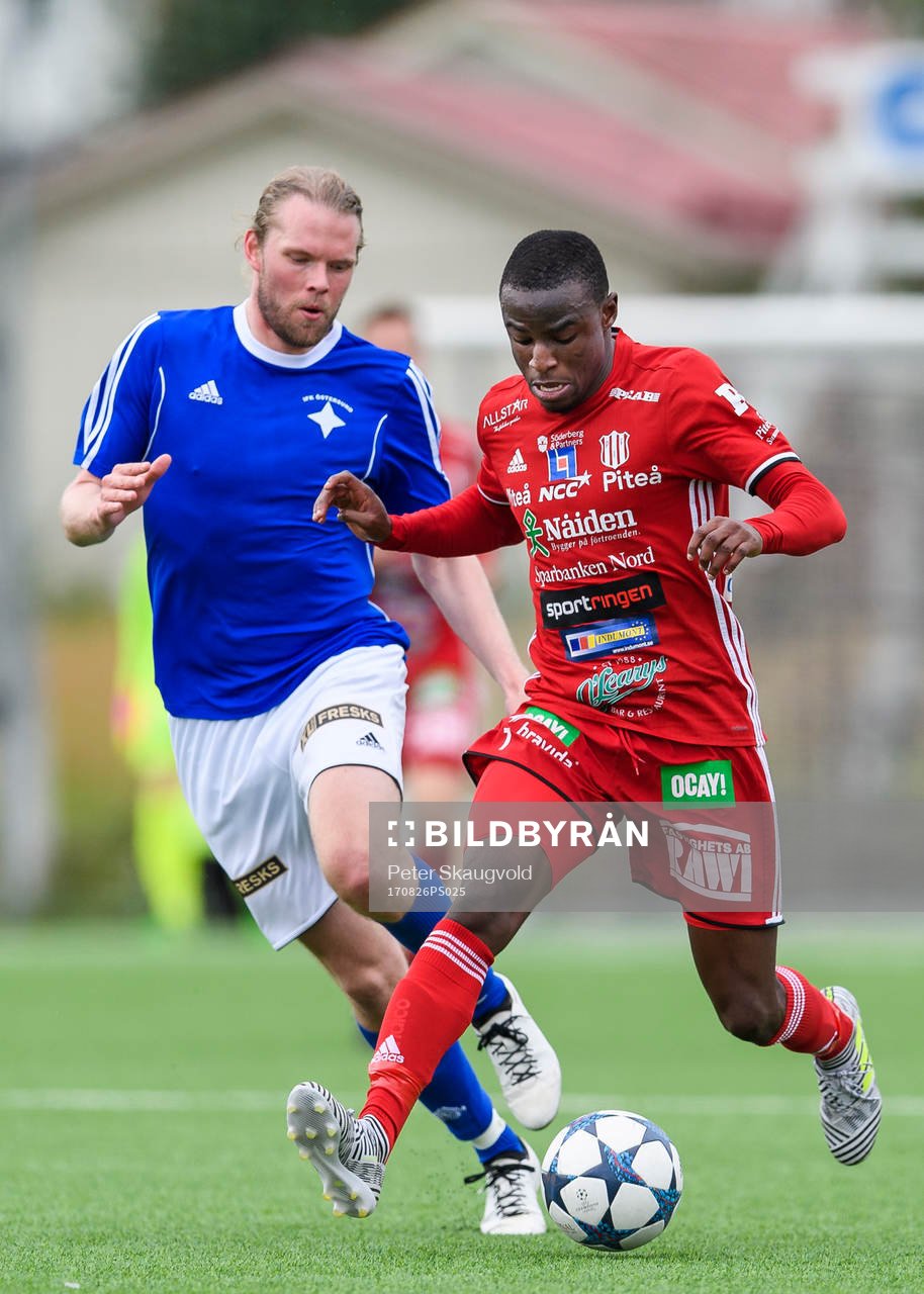 Piteås Moses Duckrell jagas av Östersunds Tom Perman