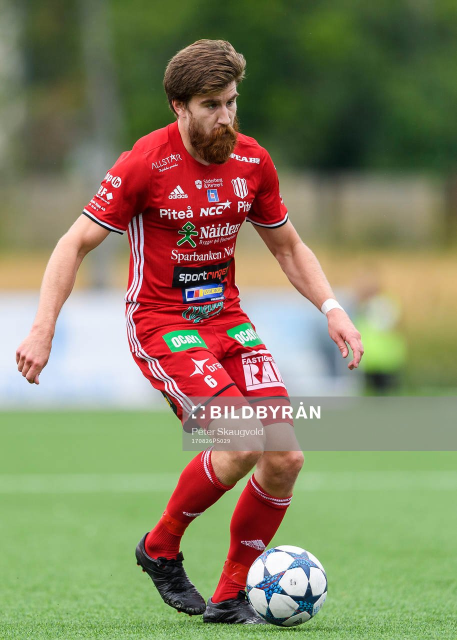 Piteås Joachim Olofsson med bollen under fotbollsmatchen i Division 2 Norrland mellan Piteå och Östersund den 26 Augusti 2017 i Piteå.