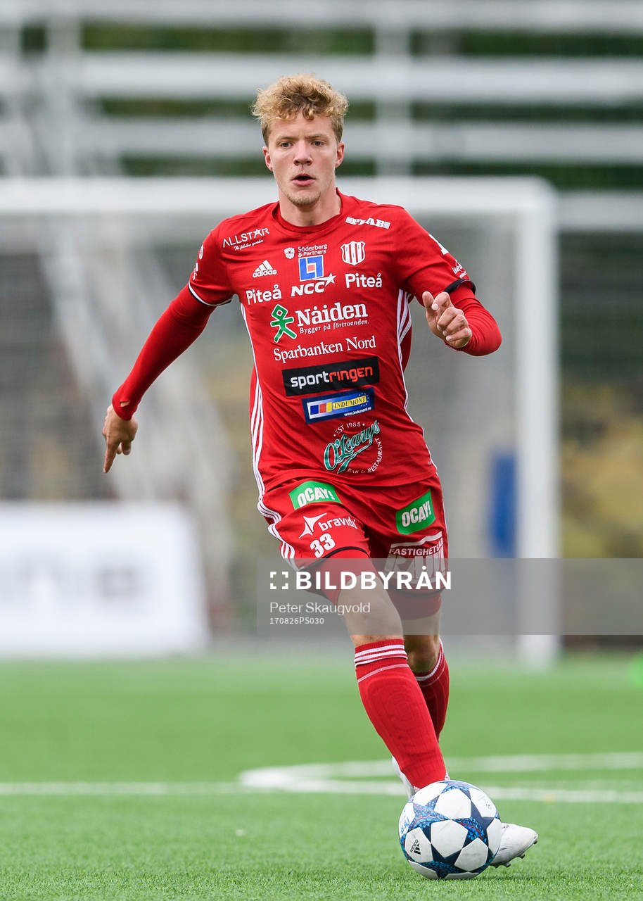 Piteås Robert Hammarstedt med bollen
