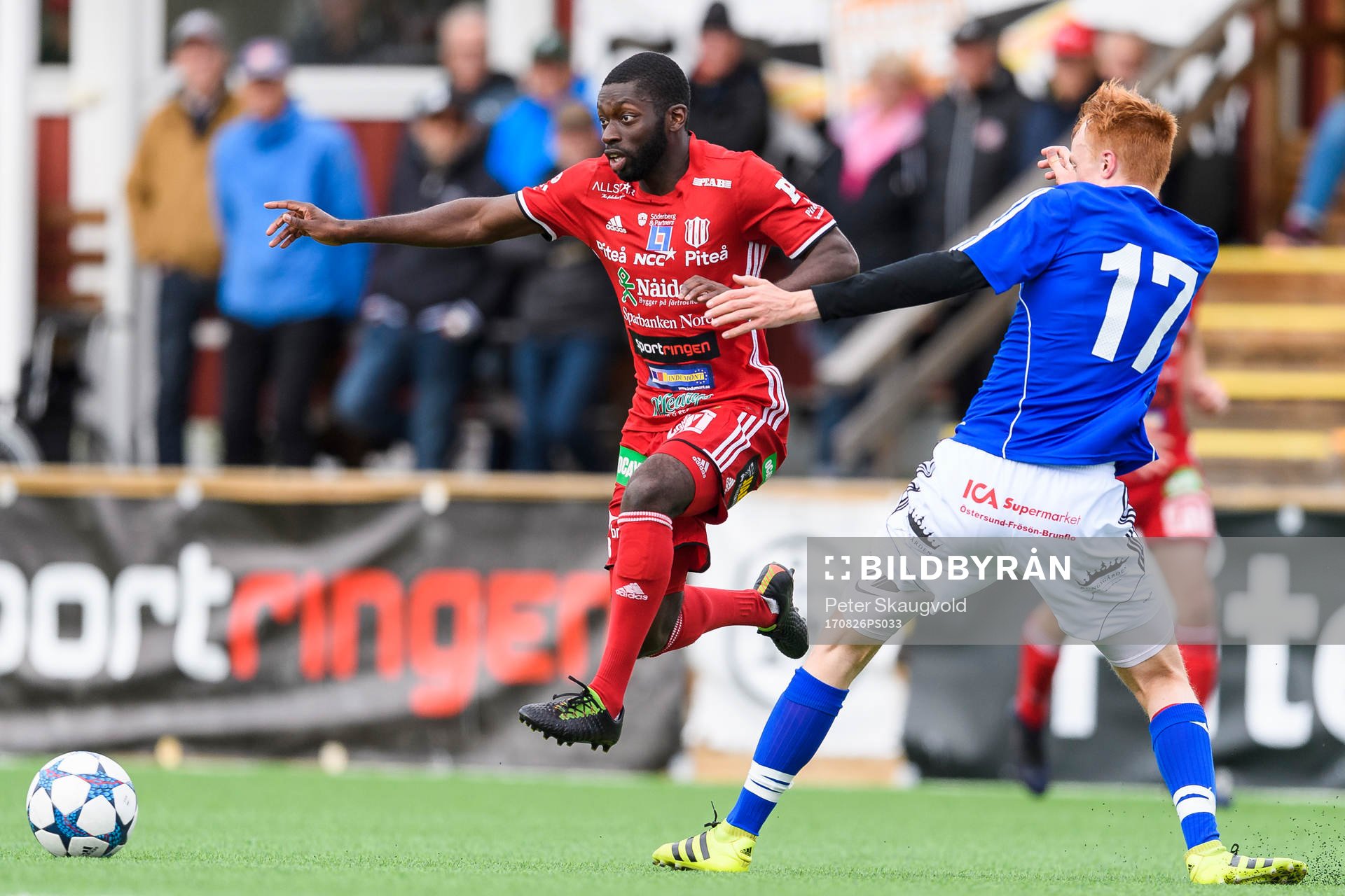 Östersunds Marcus Svärd försöker stoppa Piteås Samuel