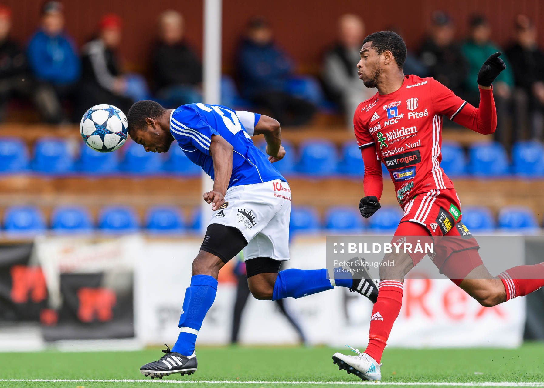 Östersunds Lewis Whiteley nickar bort bollen framför