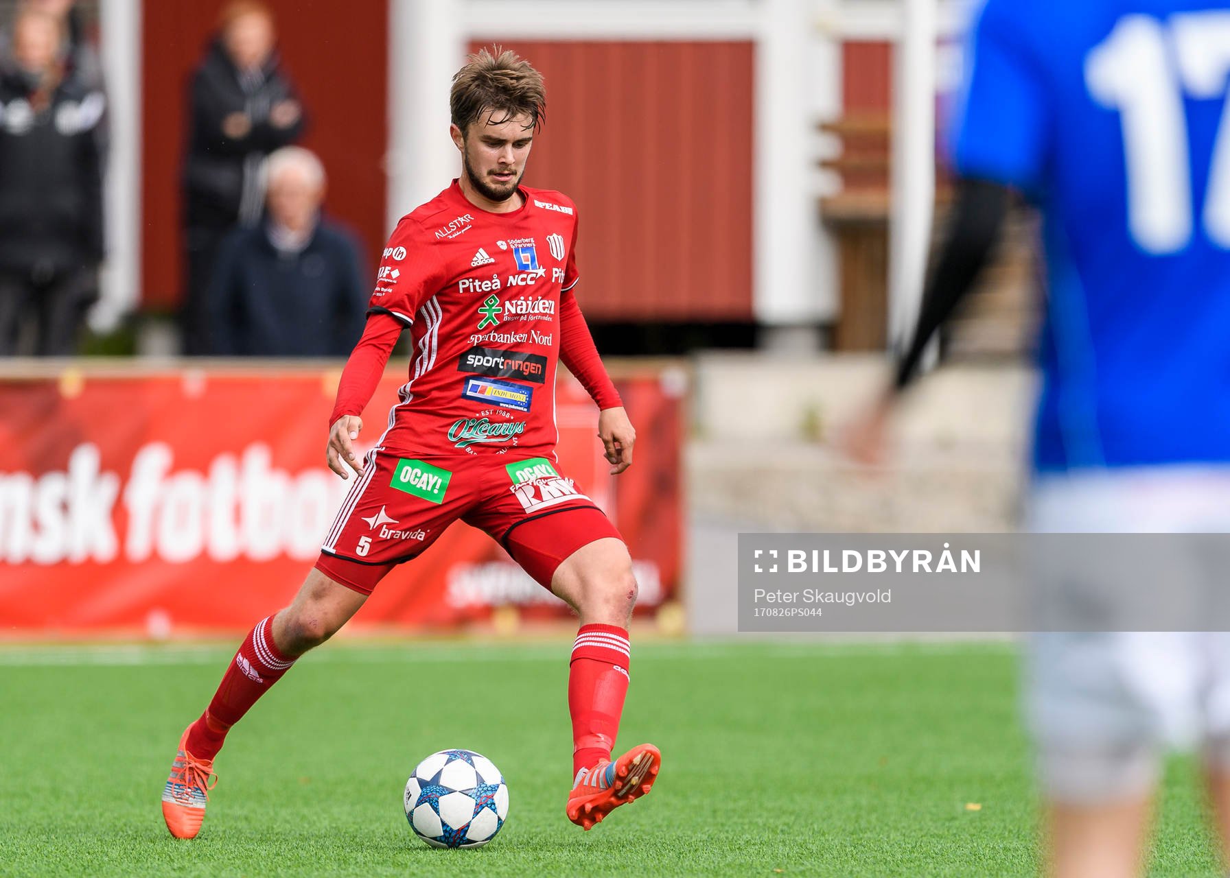 Piteås Johan Hedström med bollen under fotbollsmatchen i Division 2 Norrland mellan Piteå och Östersund den 26 Augusti 2017 i Piteå.