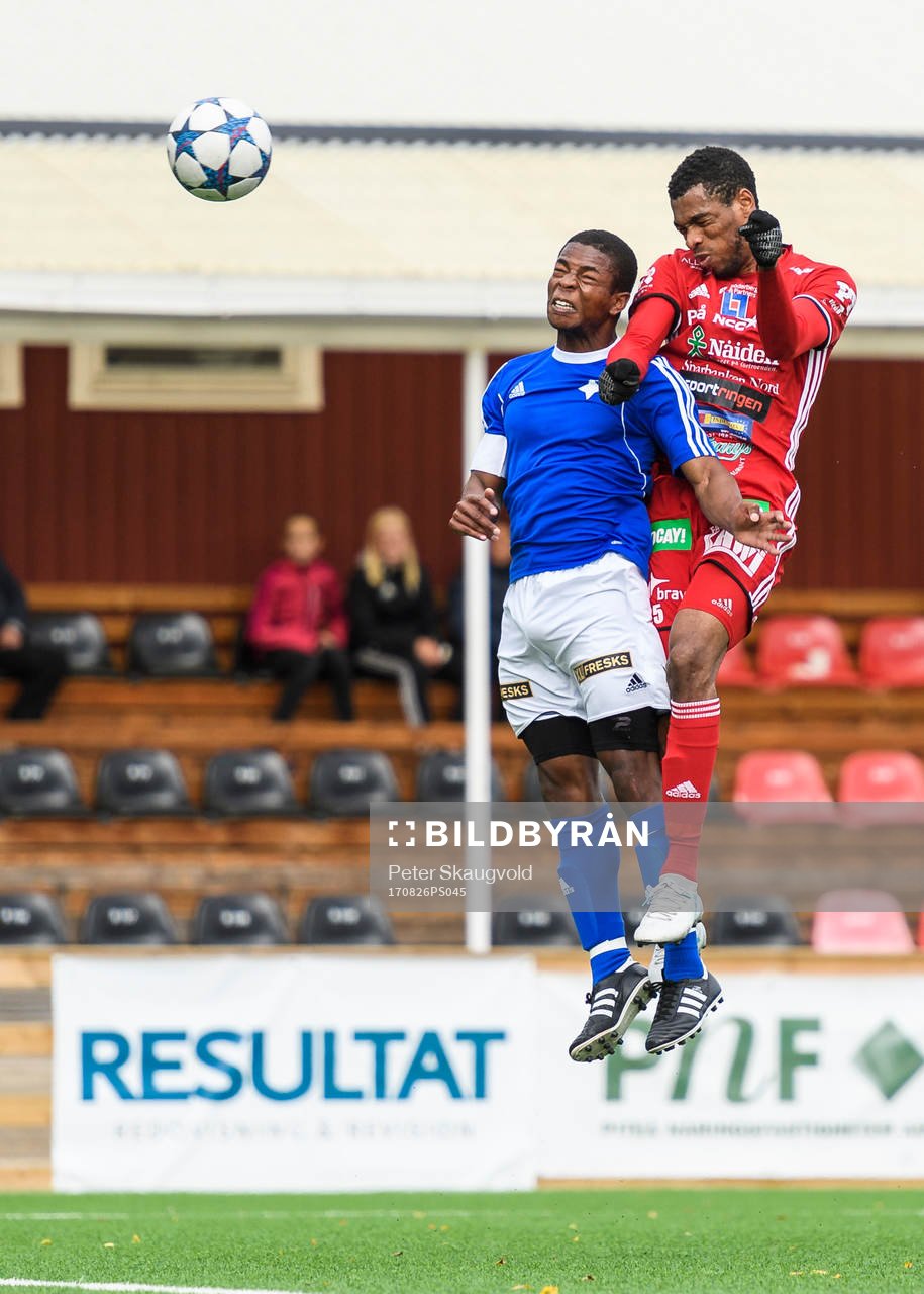 Östersunds Lewis Whiteley i nickduell med Piteås Kraig