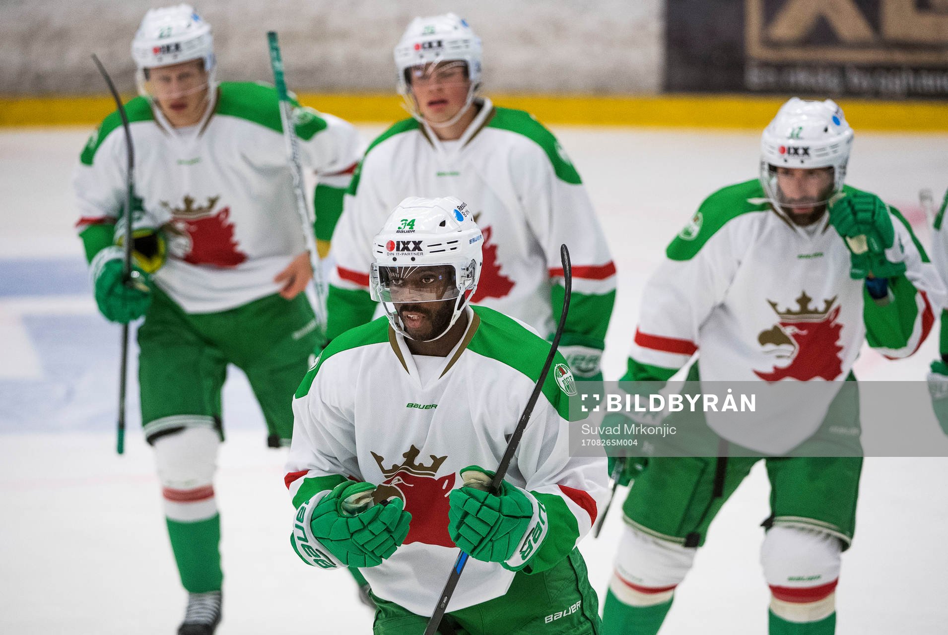 Rögles Edwin Hedberg jublar med lagkamrater