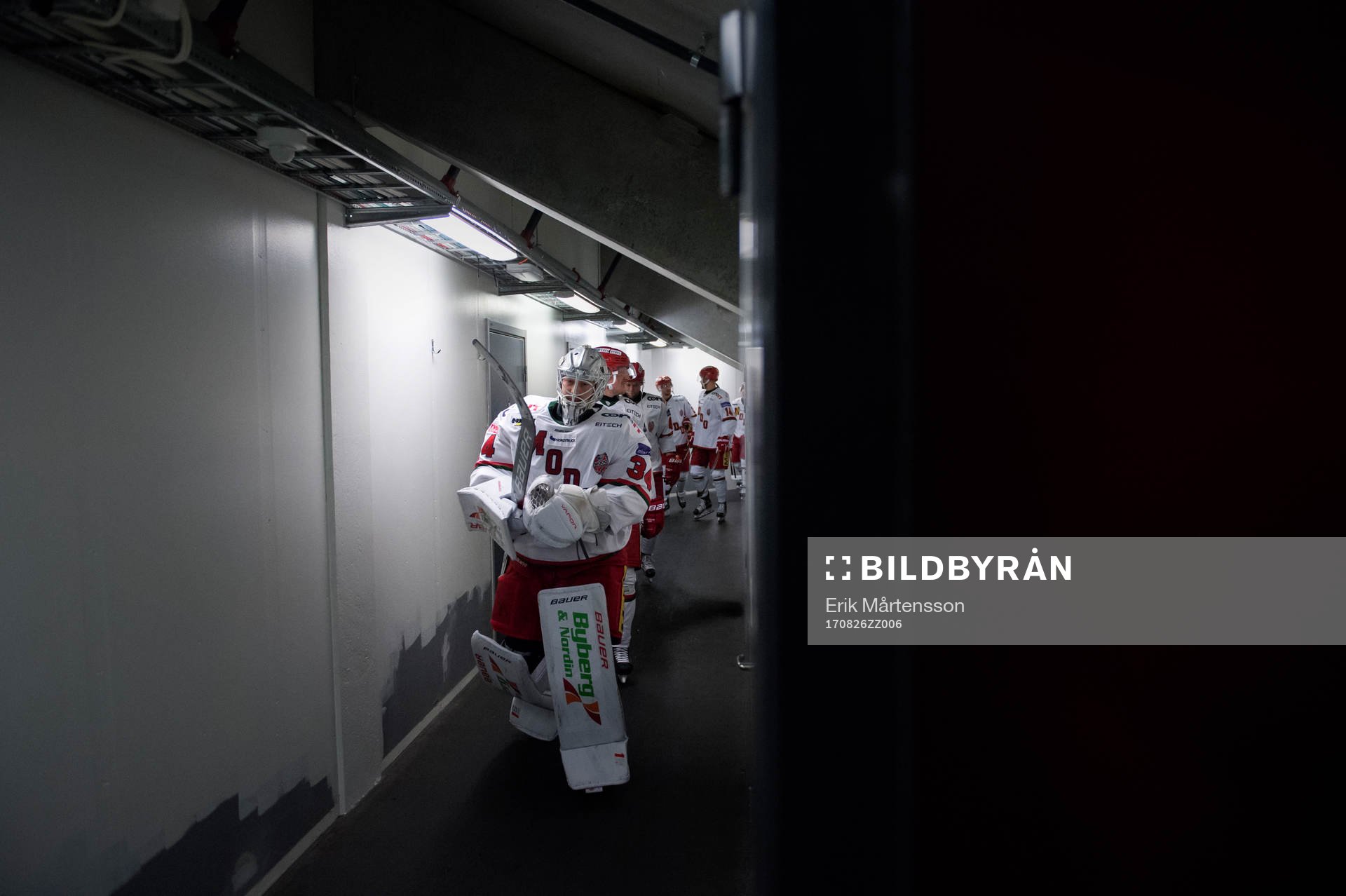 Modos målvakt Erik Hanses leder laget ut på isen