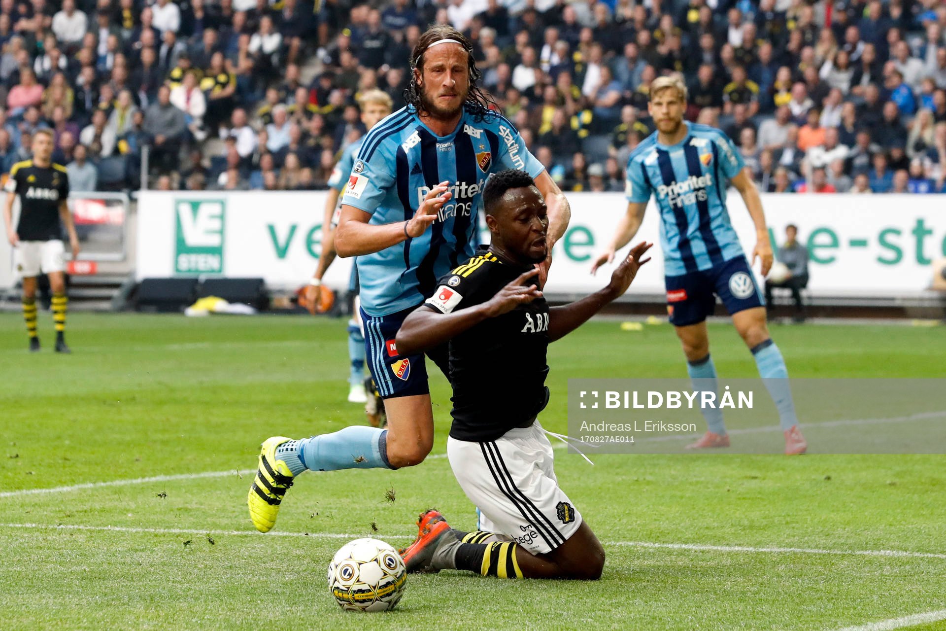 s Chinedu Ogbuke Obasi och Djurgårdens Jonas Olsson