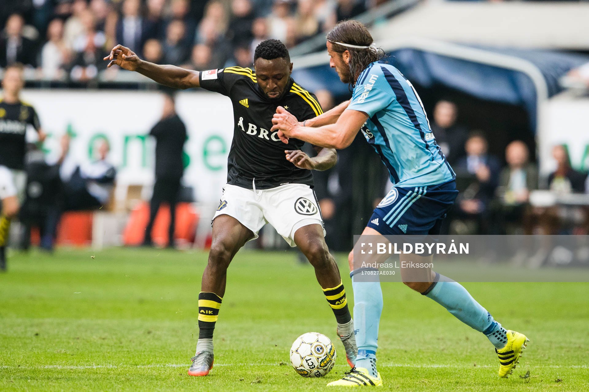 s Chinedu Ogbuke Obasi i kamp om bollen med Djurgårdens