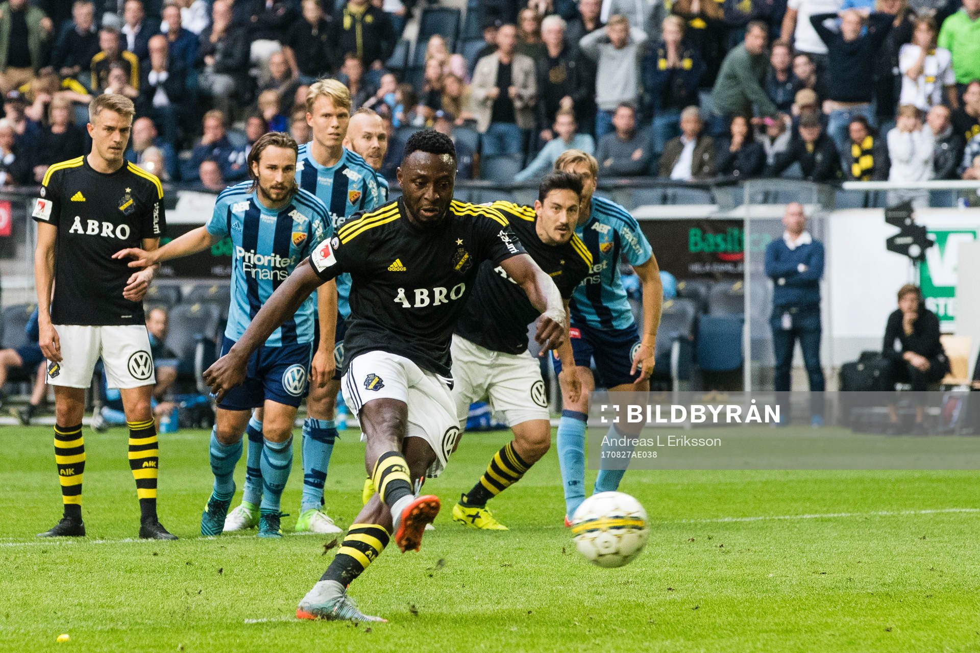 s Chinedu Ogbuke Obasi gör 1-0 på straff