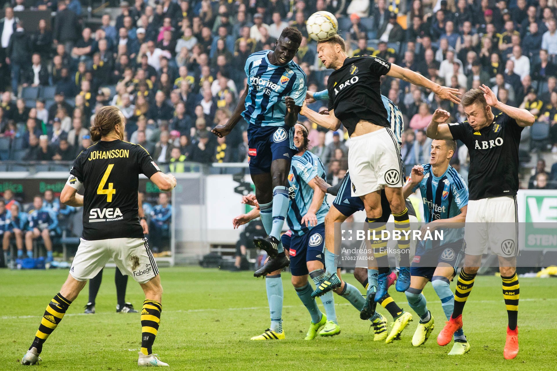 Djurgårdens Aliou Badji i en nickduell med AIK:s Per Karlsson på en hörna under fotbollsmatchen i Allsvenskan mellan AIK och Djurgården den 27 augusti 2017 i Stockholm.