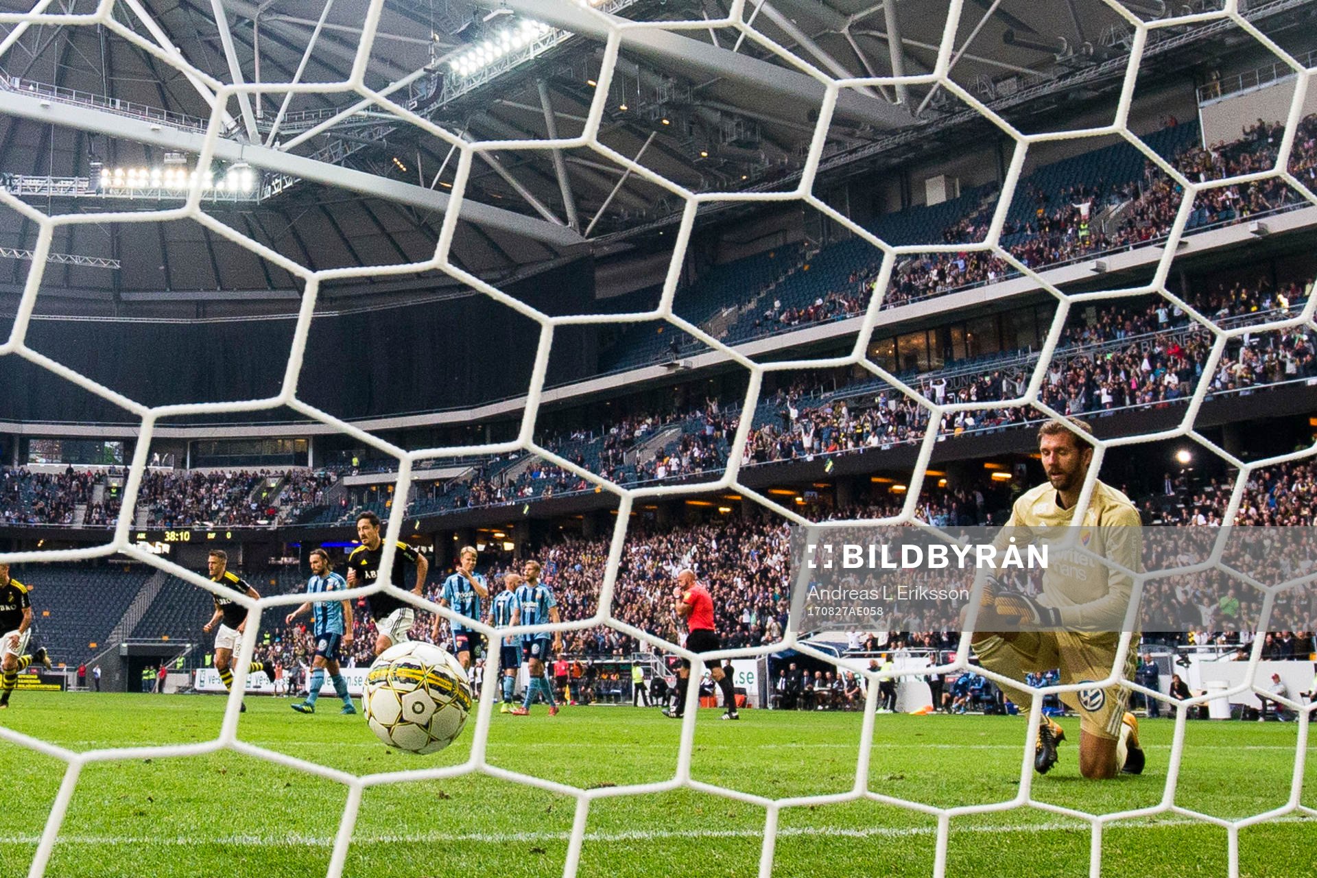 Djurgårdens målvakt Andreas Isaksson deppar