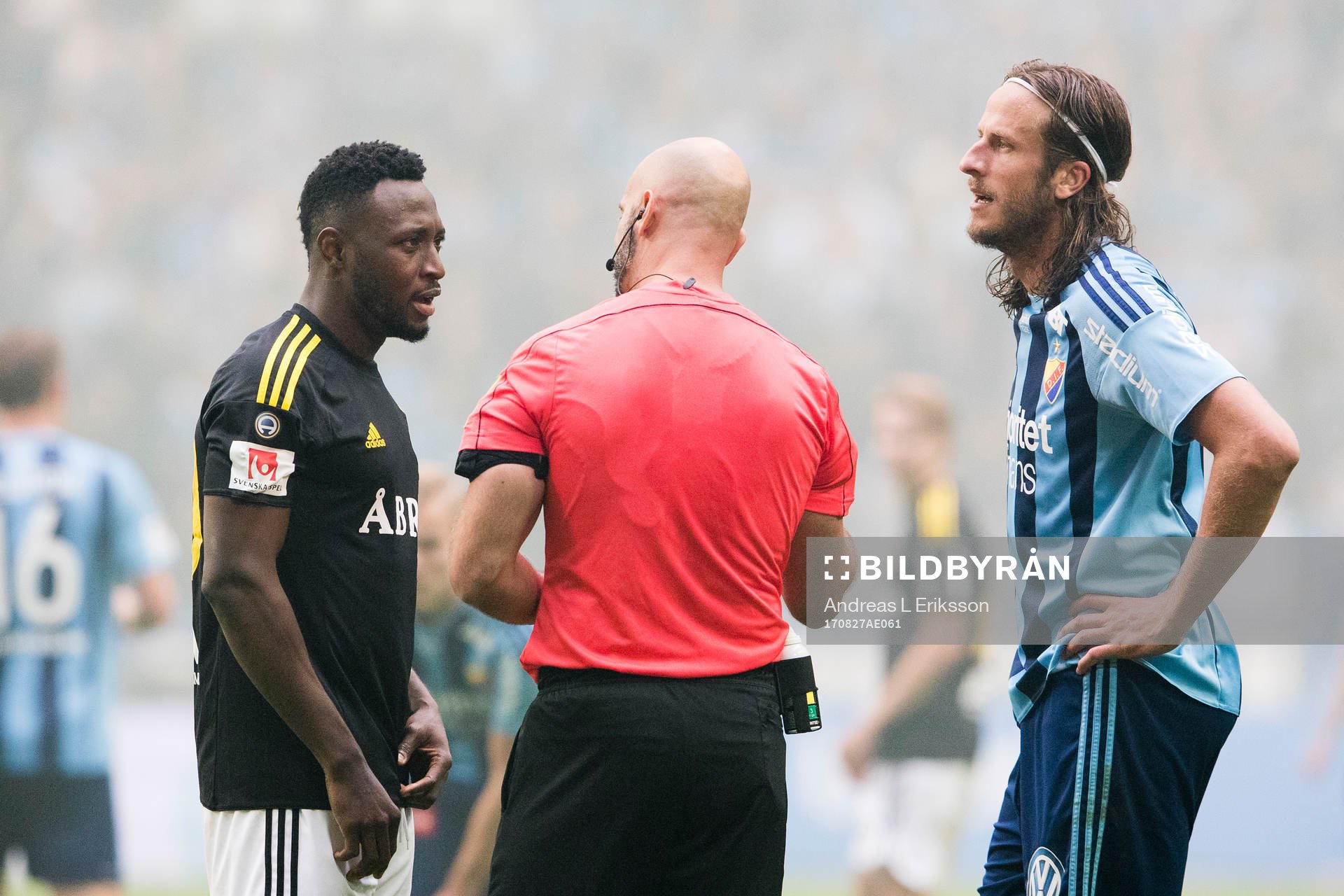 s Chinedu Ogbuke Obasi och Djurgårdens Jonas Olsson