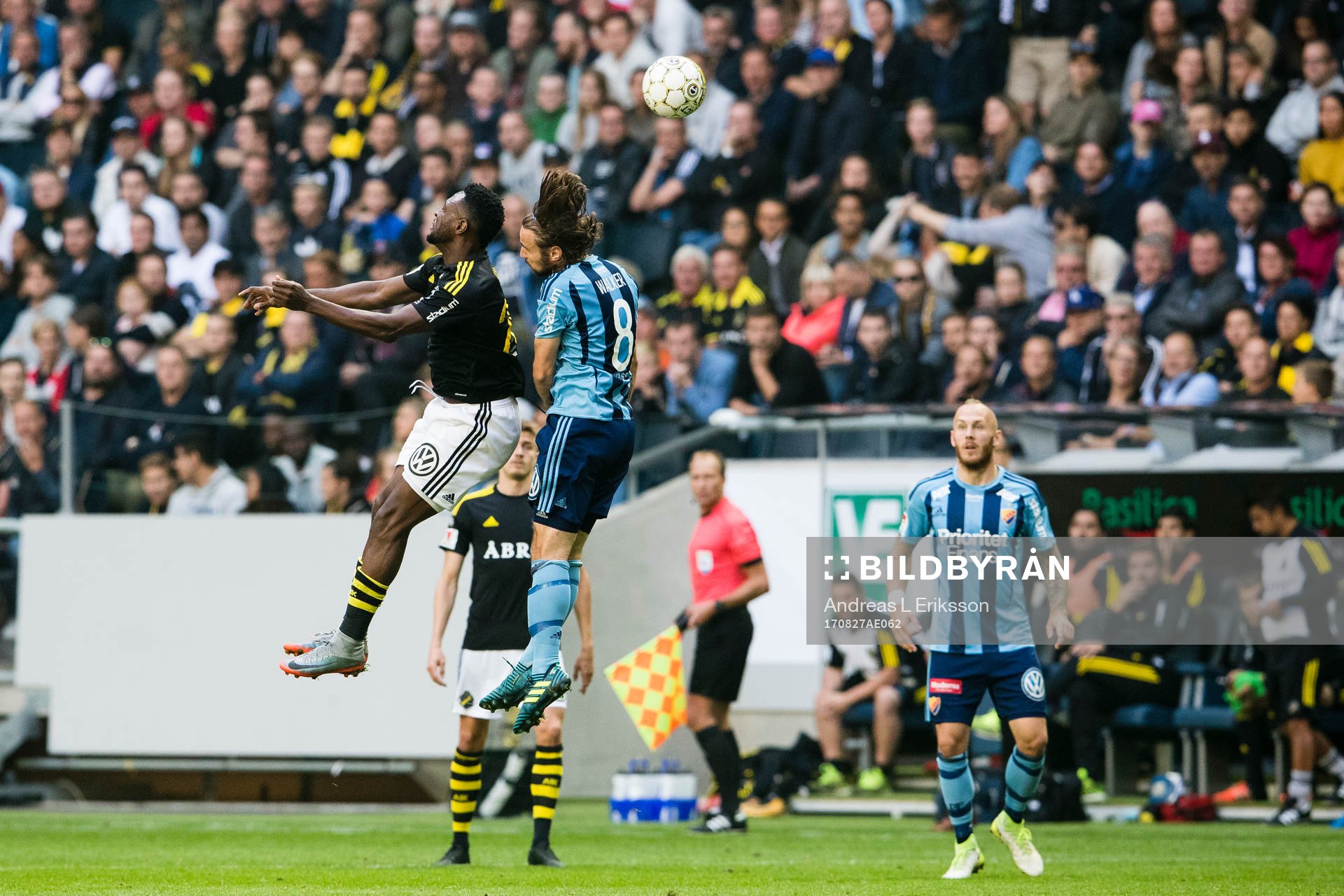 s Chinedu Ogbuke Obasi i en nickduell med Djurgårdens