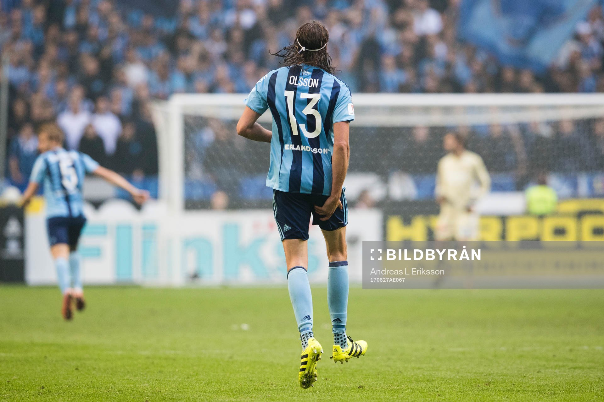 Djurgårdens Jonas Olsson tar sig för låret