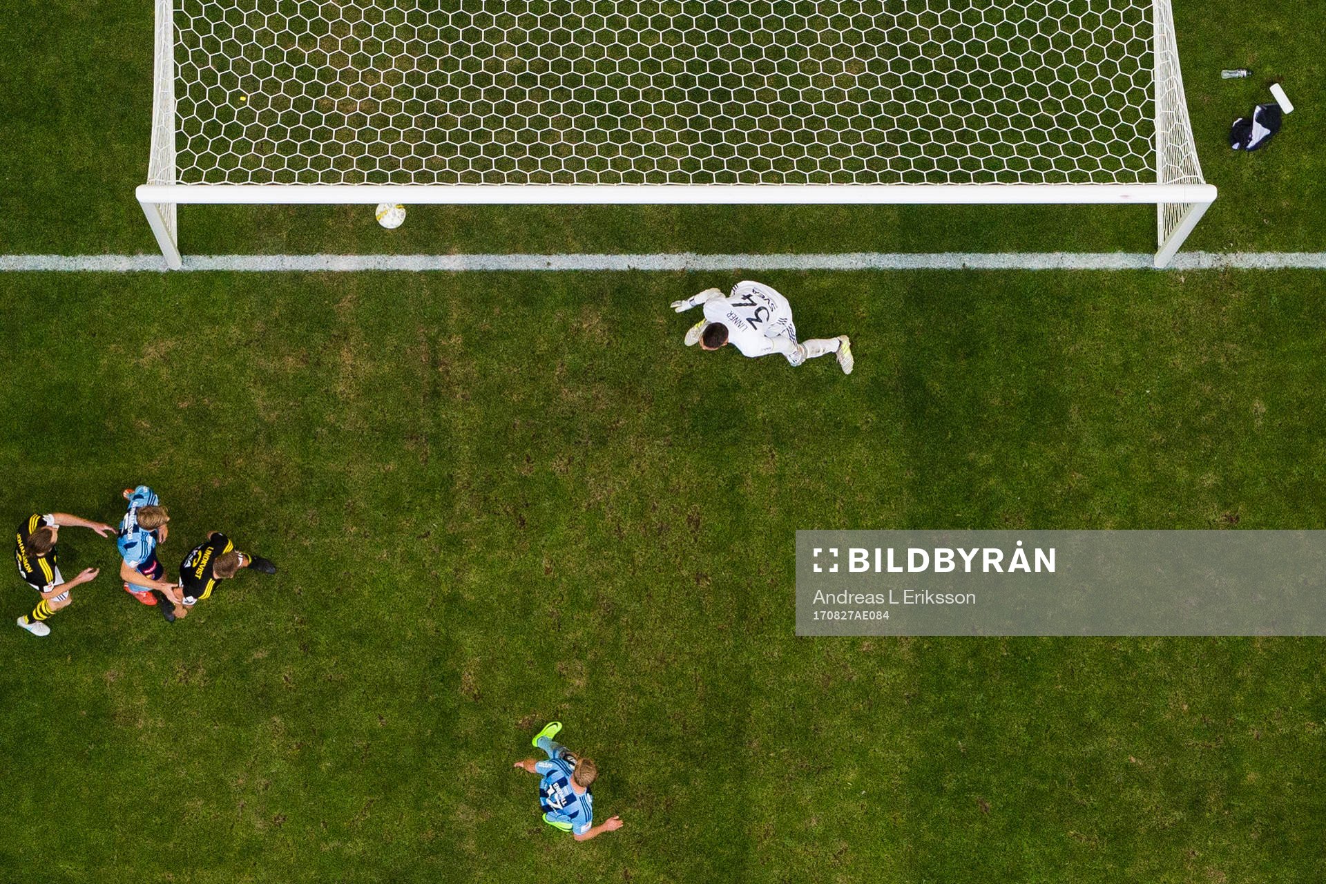 Djurgårdens Aliou Badji (ej i bild) nickar in 1-1 bakom