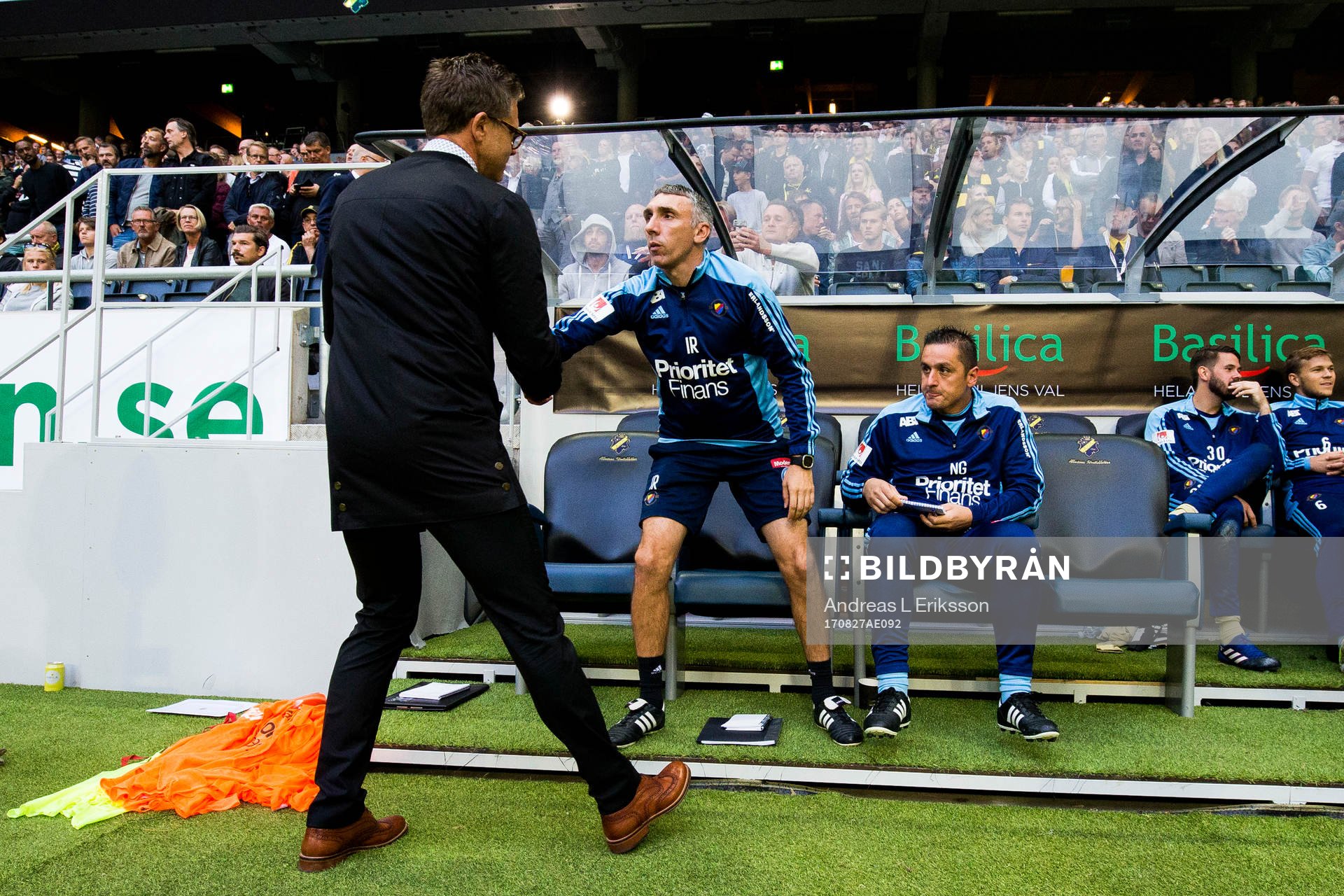 s tränare Rikard Norling hälsar på Djurgårdens