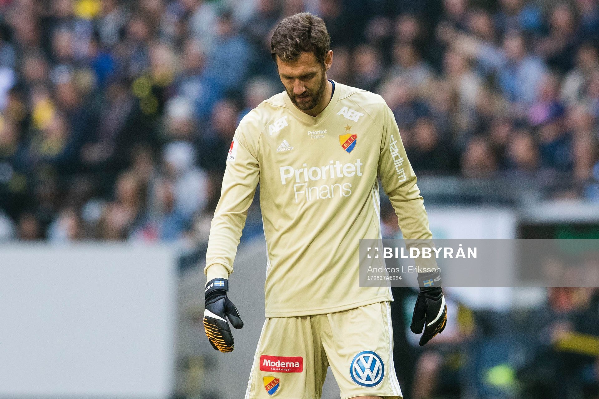 Djurgårdens målvakt Andreas Isaksson deppar