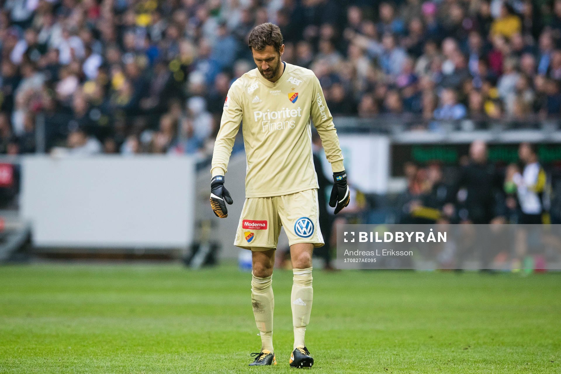 Djurgårdens målvakt Andreas Isaksson deppar