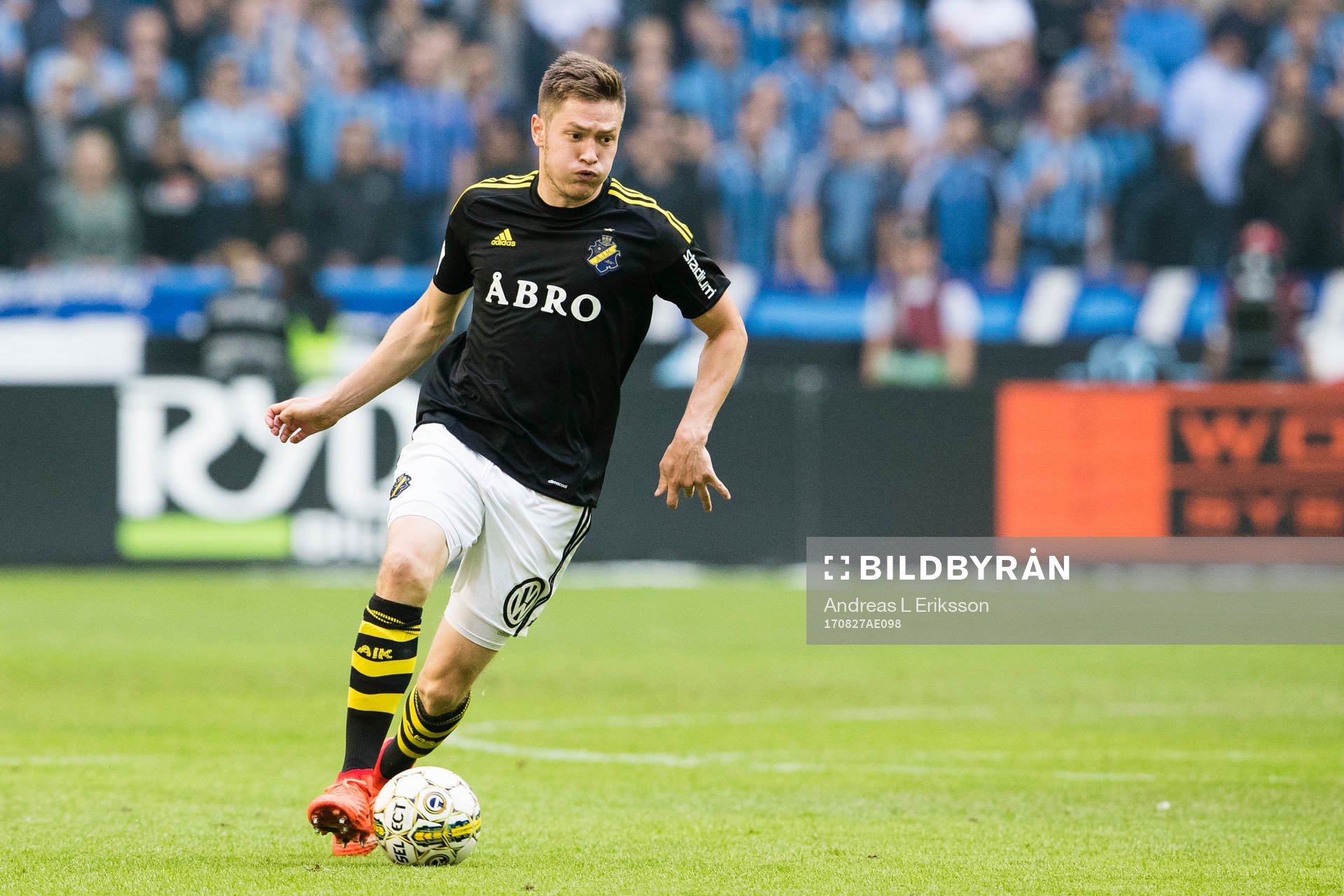 s Haukur Heidar Hauksson med bollen