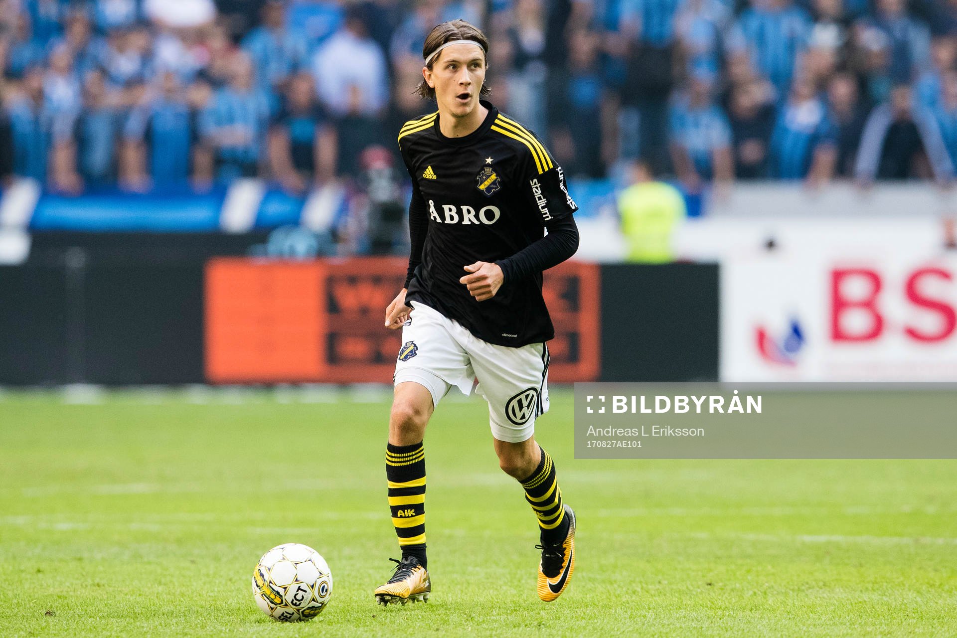 s Kristoffer Olsson med bollen