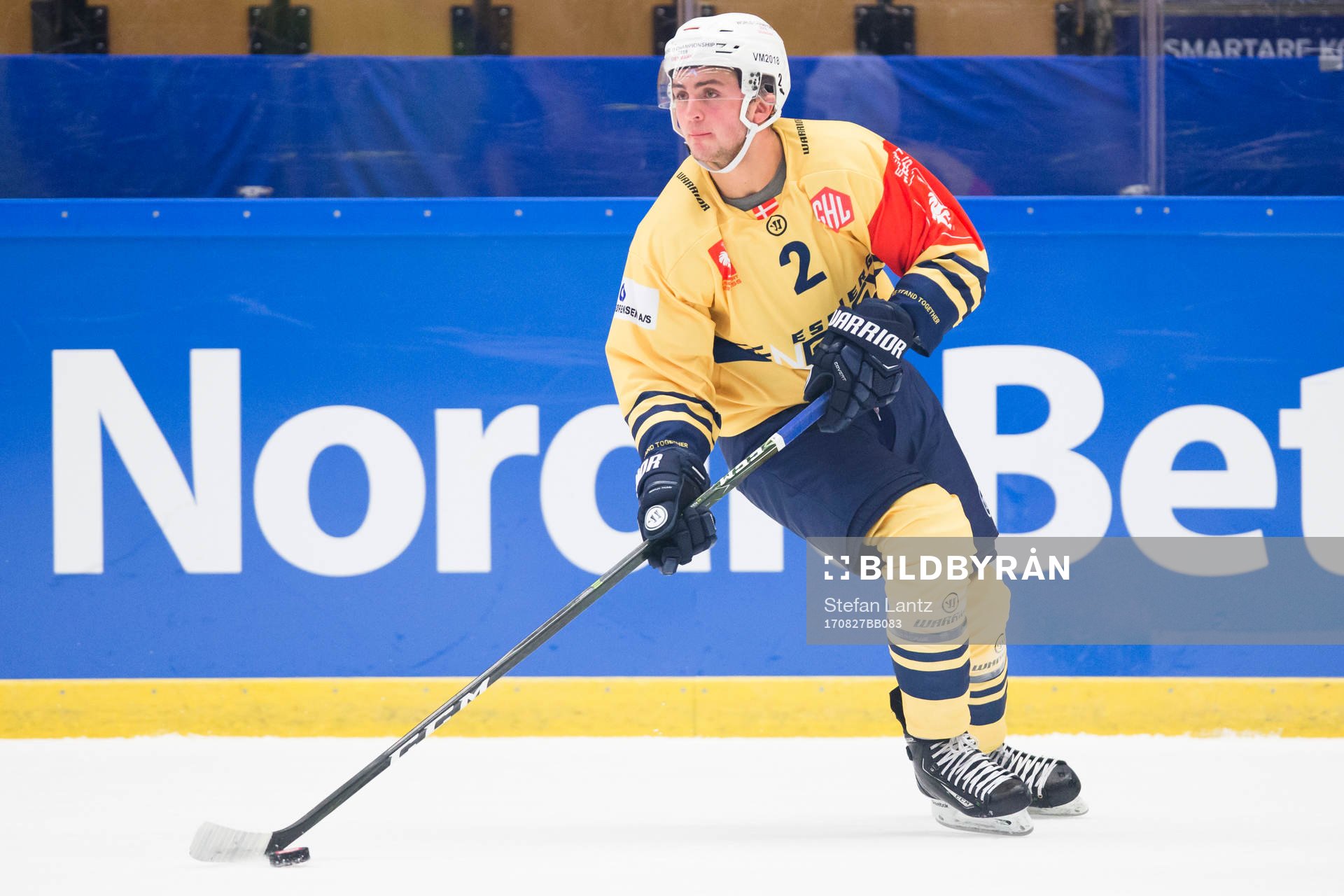Esbjerg Anders Krogsgaard with the puck