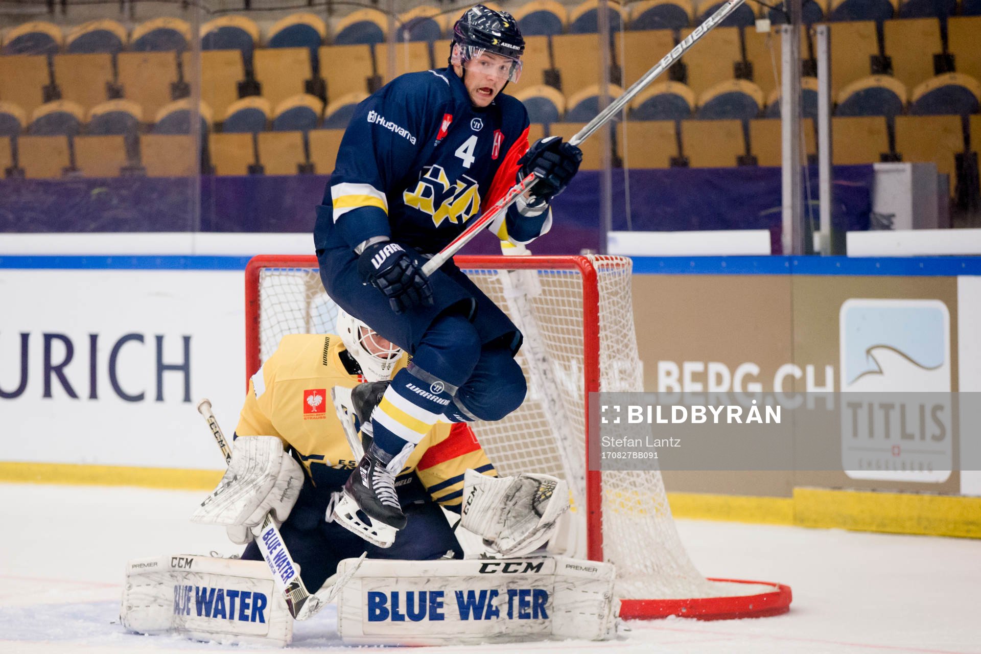 HV71 Max Wärn in front of Esbjerg goalkeeper Nicolaj