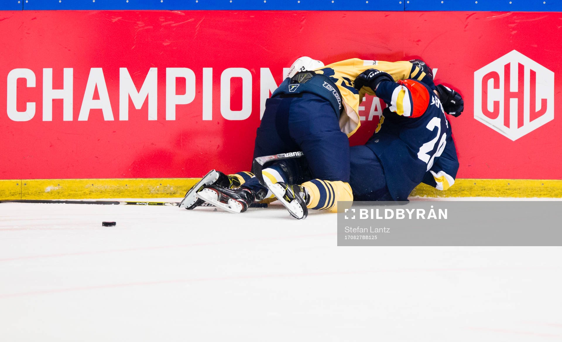 Søren Pedersen  of Esbjerg and Anton Bengtsson of HV71