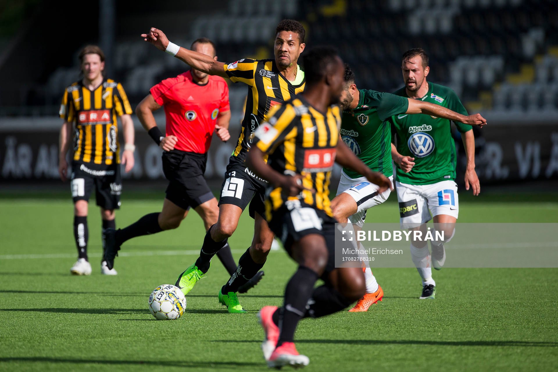 Häckens Mathias Ranégie i kamp med Jönköpings André Calisir under fotbollsmatchen i allsvenskan mellan Häcken och Jönköping den 27 augusti 2017 i Göteborg.