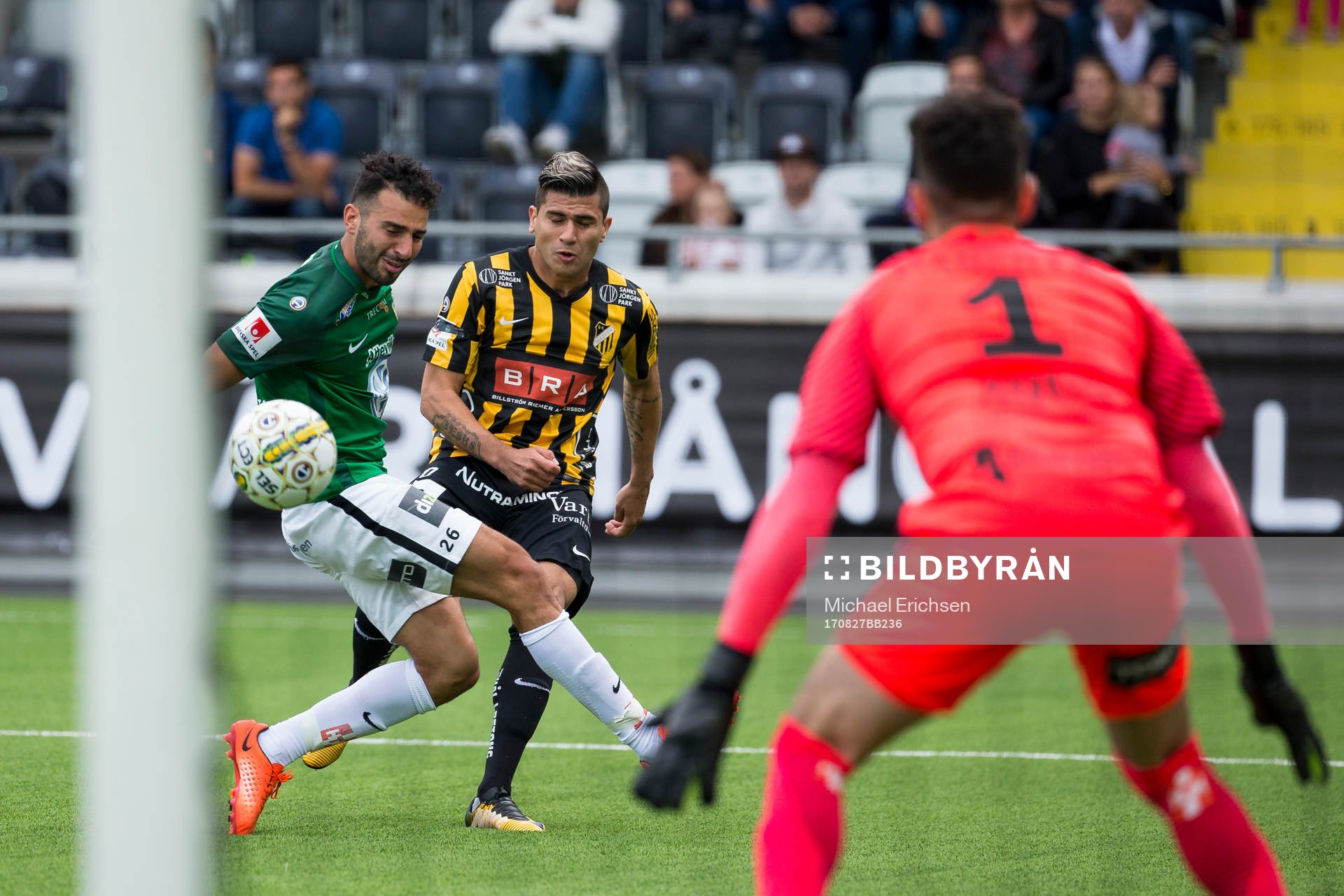 Häckens Paulinho slår ett inlägg i kamp med Jönköpings André Calisir under fotbollsmatchen i allsvenskan mellan Häcken och Jönköping den 27 augusti 2017 i Göteborg.