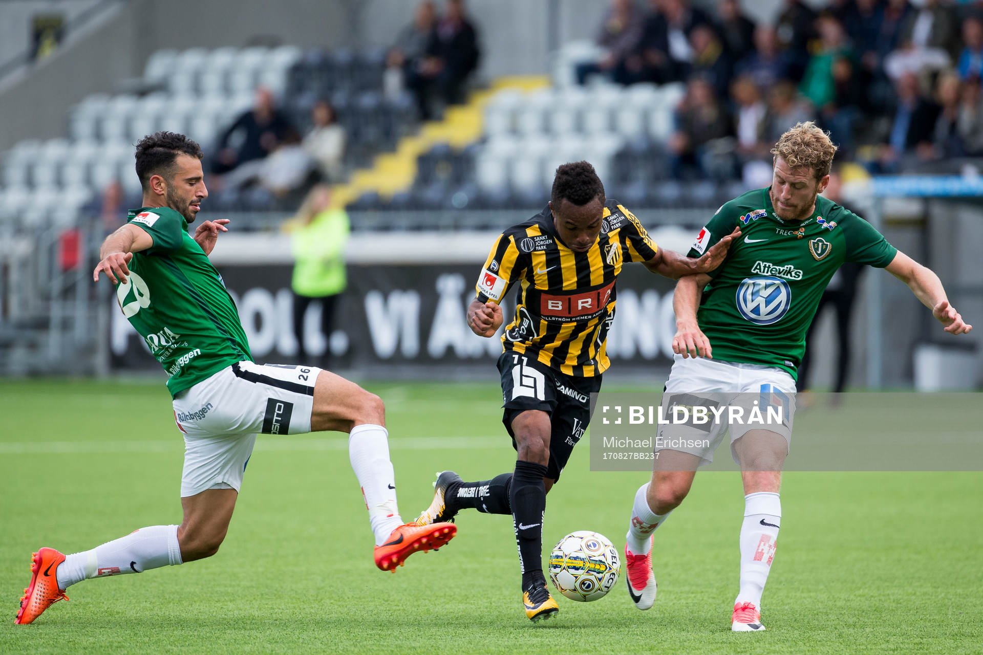 Häckens Nasiru Mohammed mellan Jönköpings André Calisir