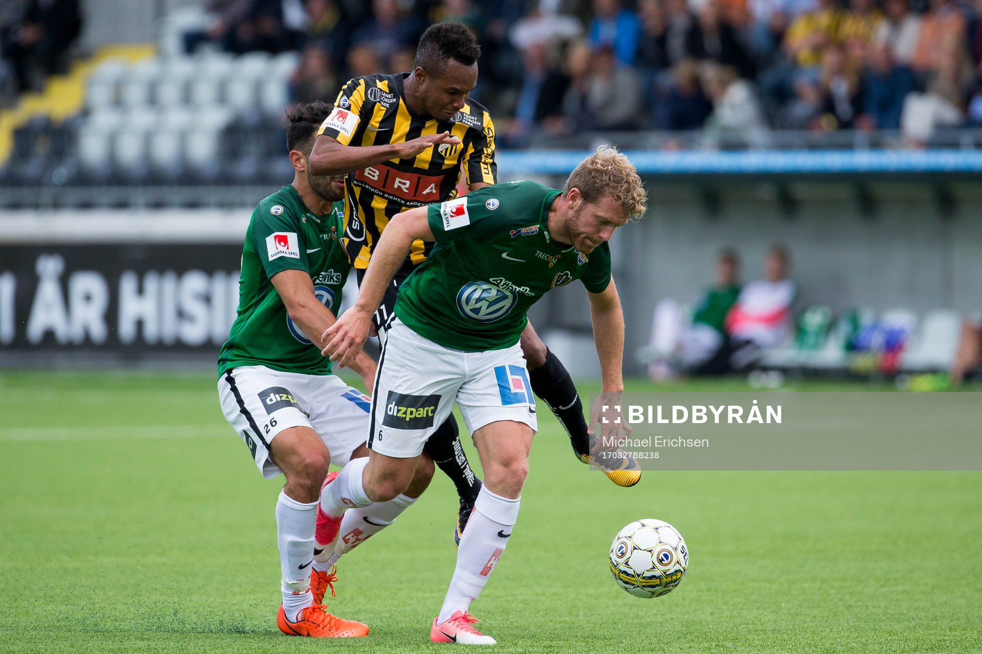 Häckens Nasiru Mohammed mellan Jönköpings André Calisir
