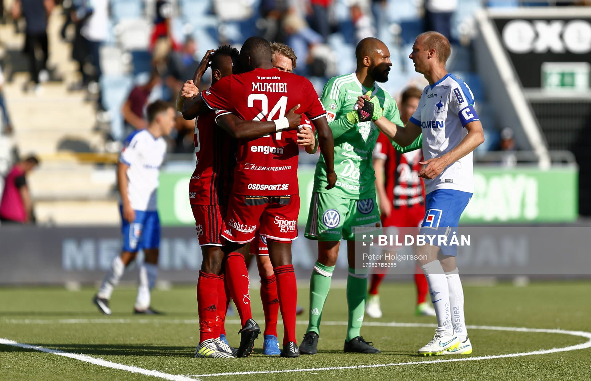 Spelarna tackar varandra