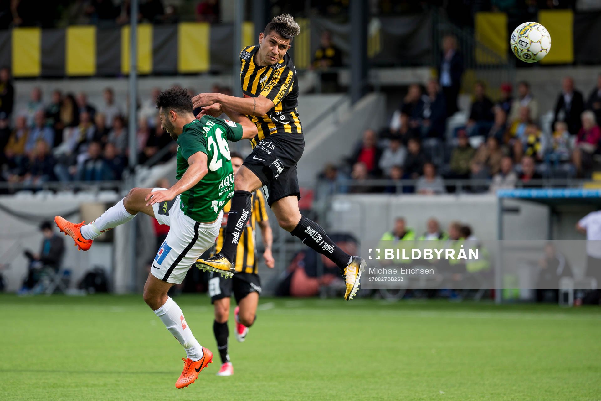 Häckens Paulinho vinner en nickduell mot Jönköpings