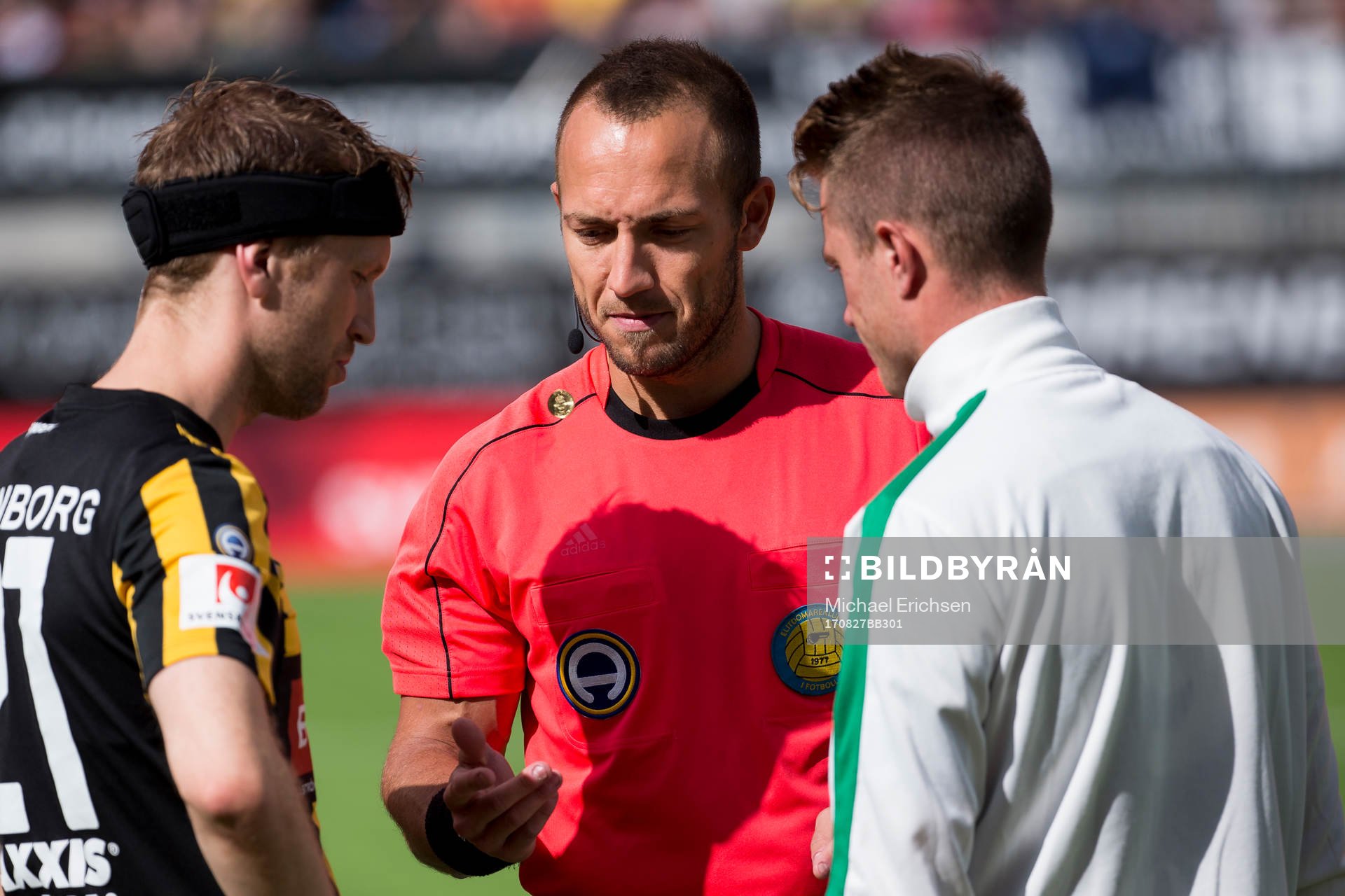 Domare Kaspar Sjöberg singlar slant innan fotbollsmatchen