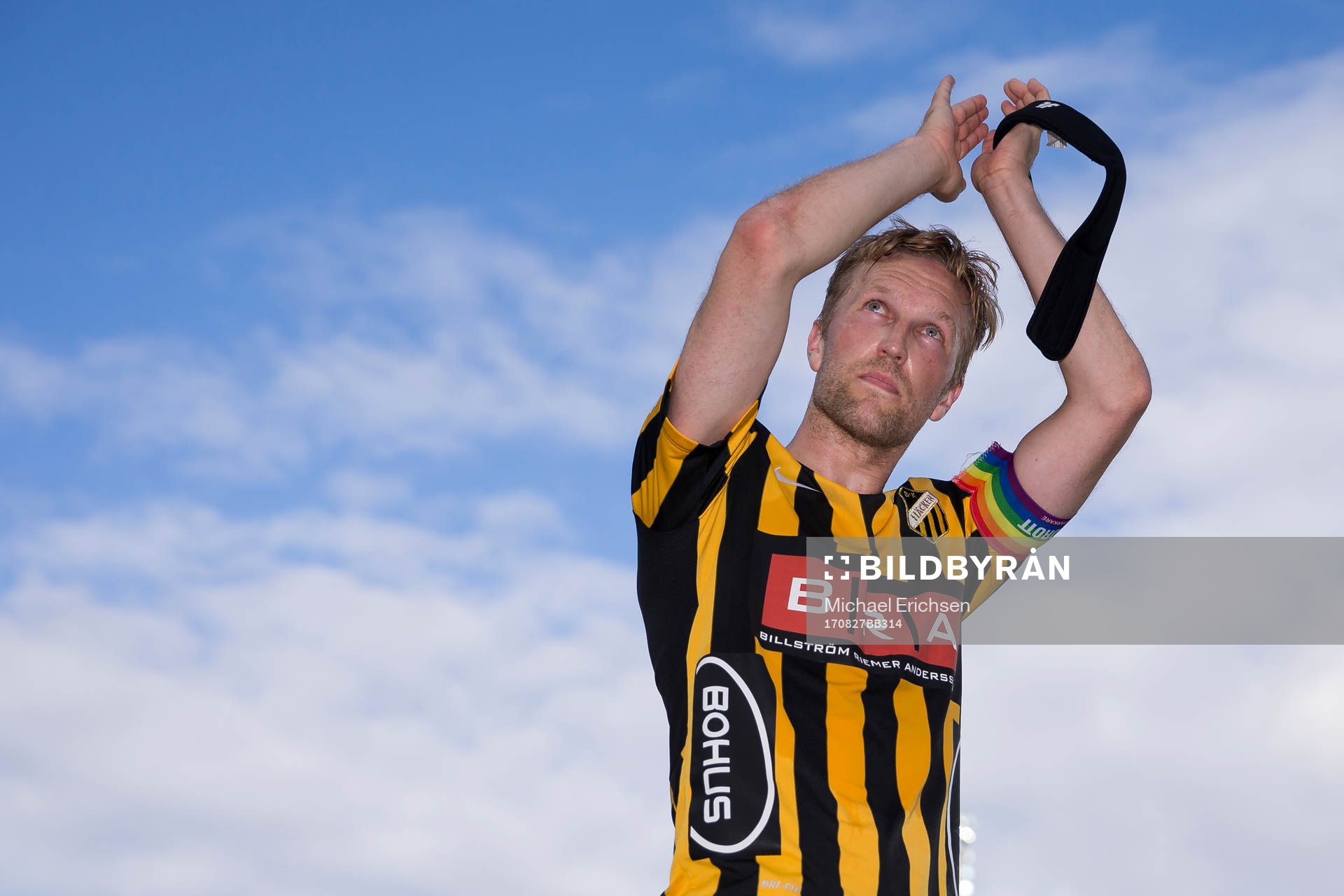 Häckens Rasmus Lindgren tackar publiken efter fotbollsmatchen i allsvenskan mellan Häcken och Jönköping den 27 augusti 2017 i Göteborg.