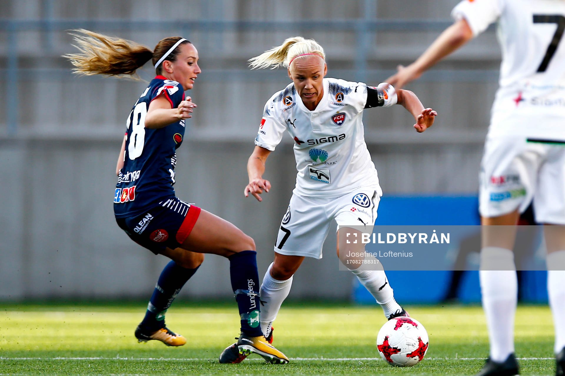 Linköpings Kosovare Asllani och Rosengårds Caroline Seger