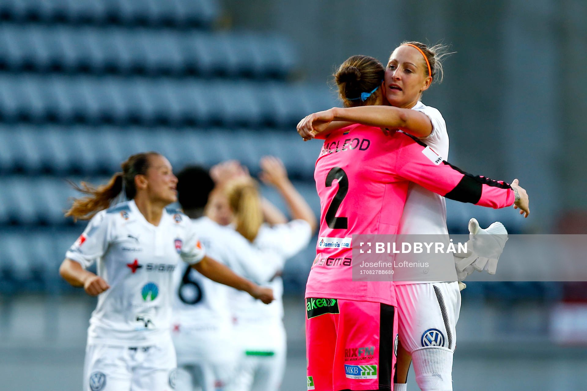 Rosengårds målvakt Erin McLeod och Sanne Troelsgaard Nielsen jublar efter finalen i Svenska Cupen mellan Linköping och Rosengård den 27 augusti 2017 i Linköping.