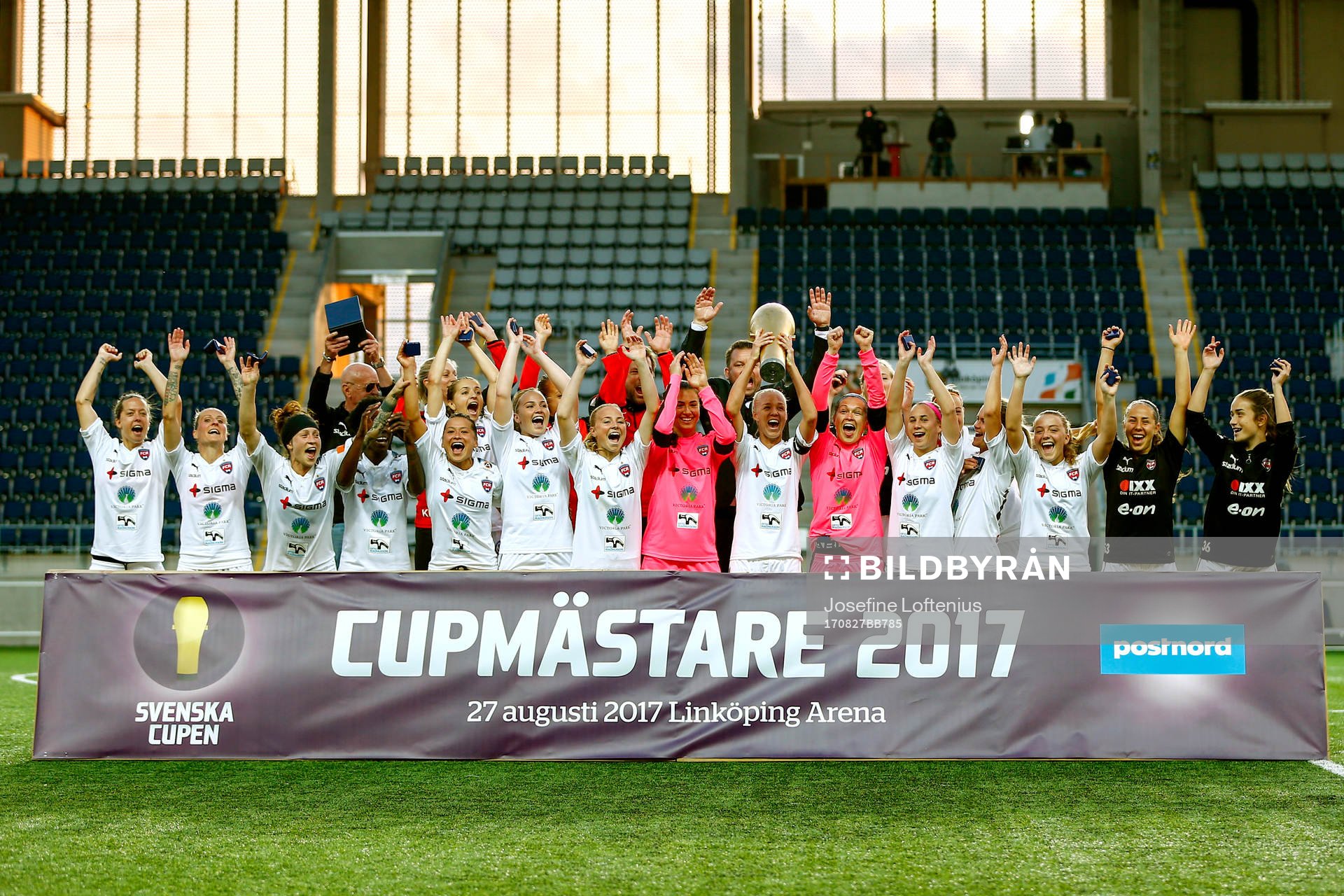 Rosengård jublar efter segern under finalen i Svenska Cupen mellan Linköping och Rosengård den 27 augusti 2017 i Linköping.