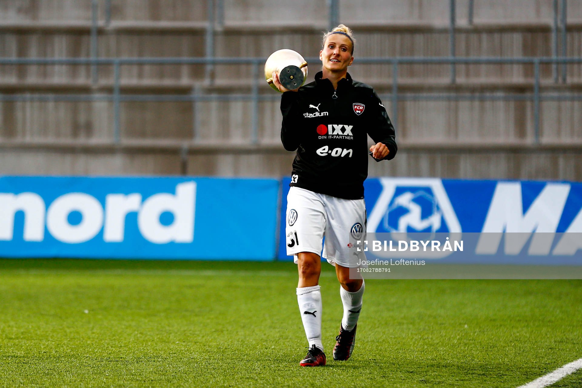 Rosengårds Anja Mittag jublar med pokalen