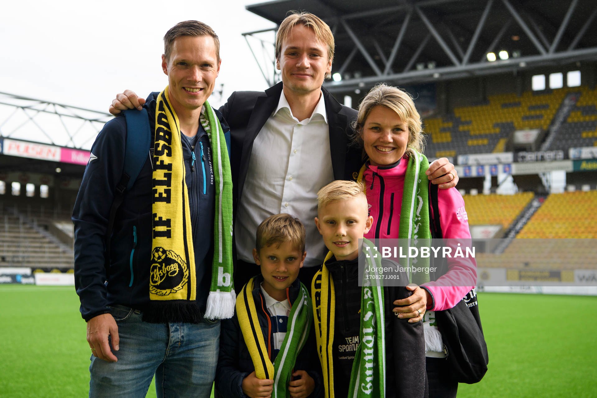 Elfsborgs Viktor Prodell poserar med supportrar