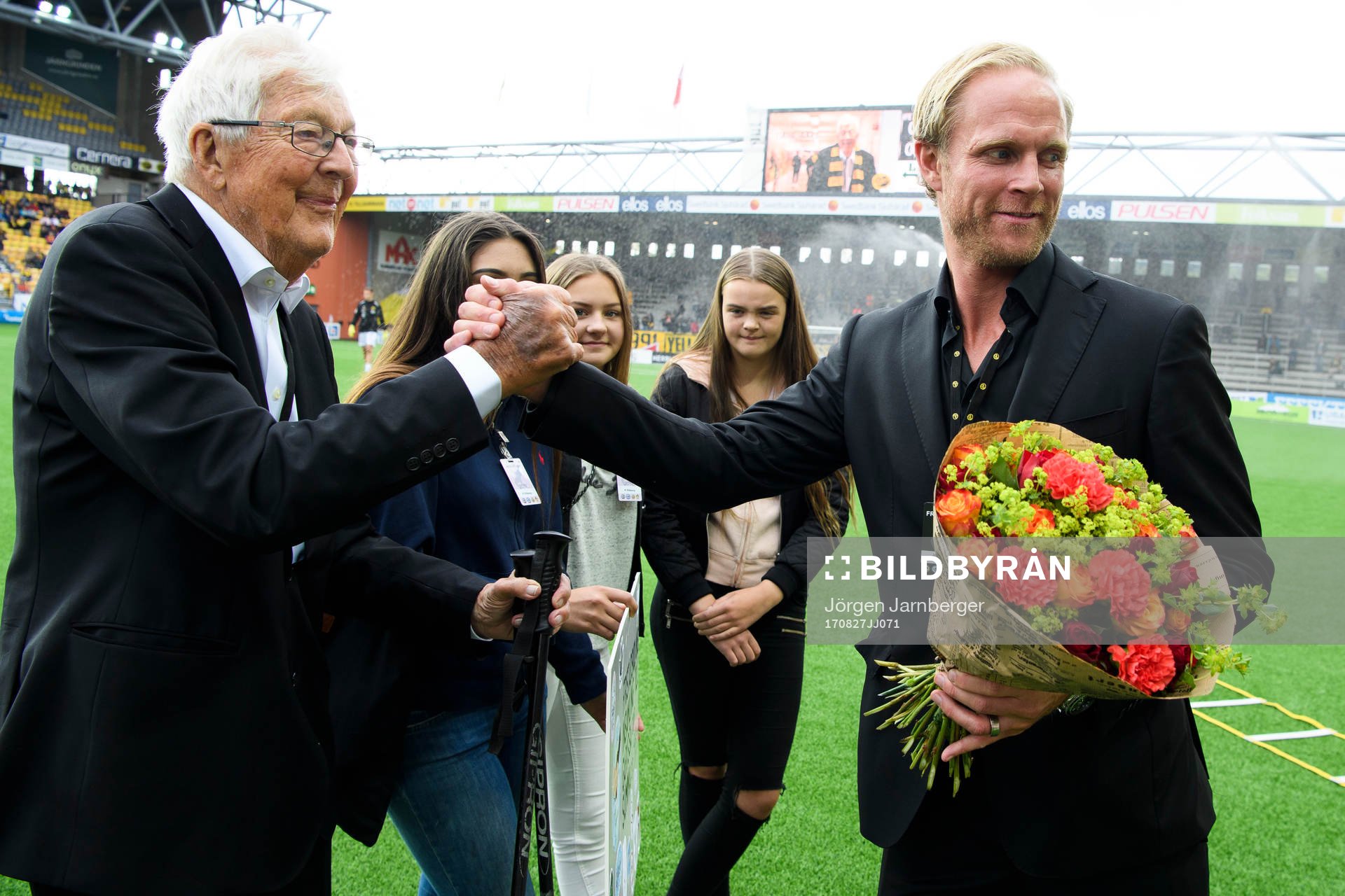 Elfsborgs Carl-Axel Ekman gratuleras på 95-årsdagen av IF
