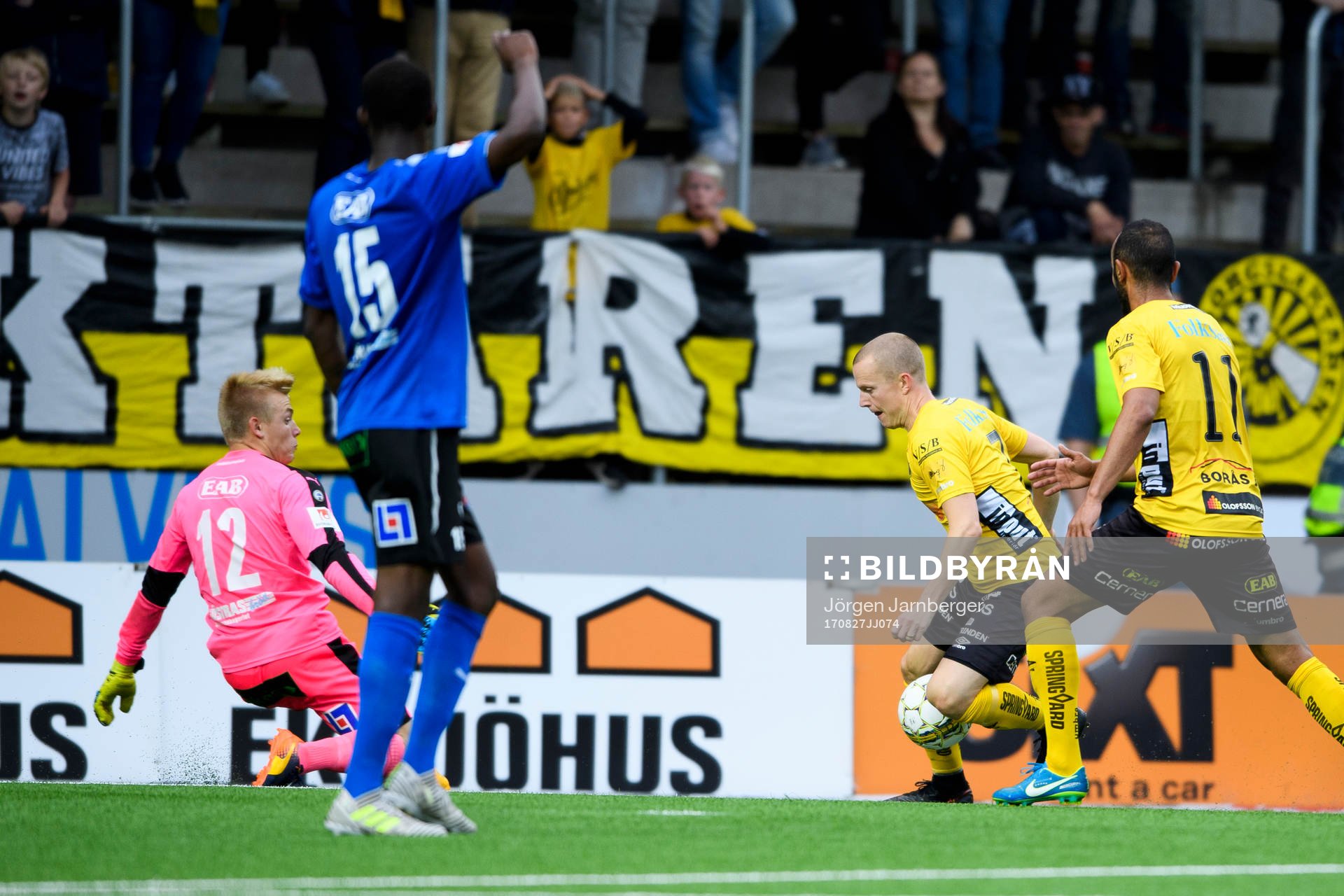 Elfsborgs Daniel Gustavsson tar sig igenom Halmstads