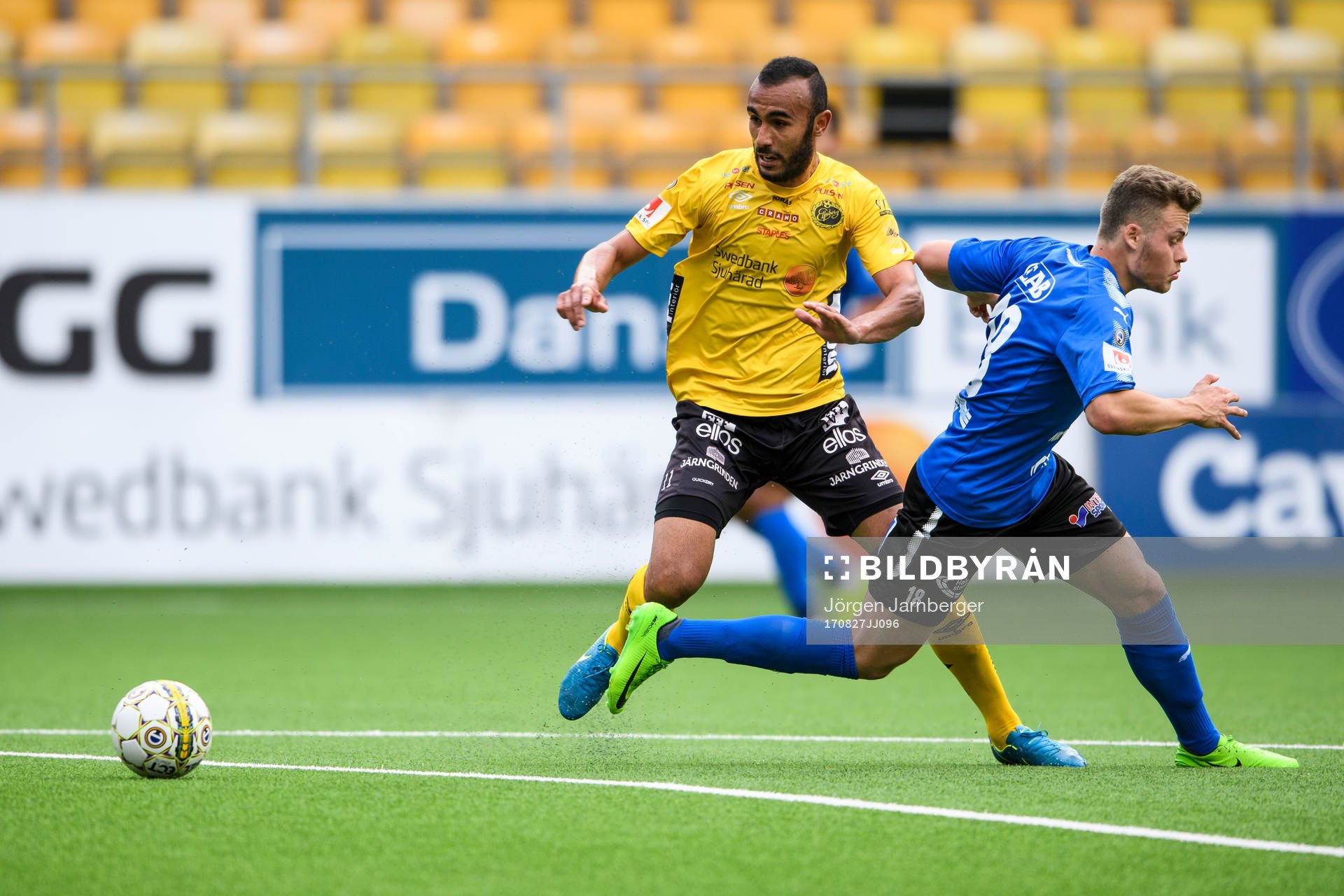Elfsborgs Issam Jebali och Halmstads Gabriel Gudmundsson