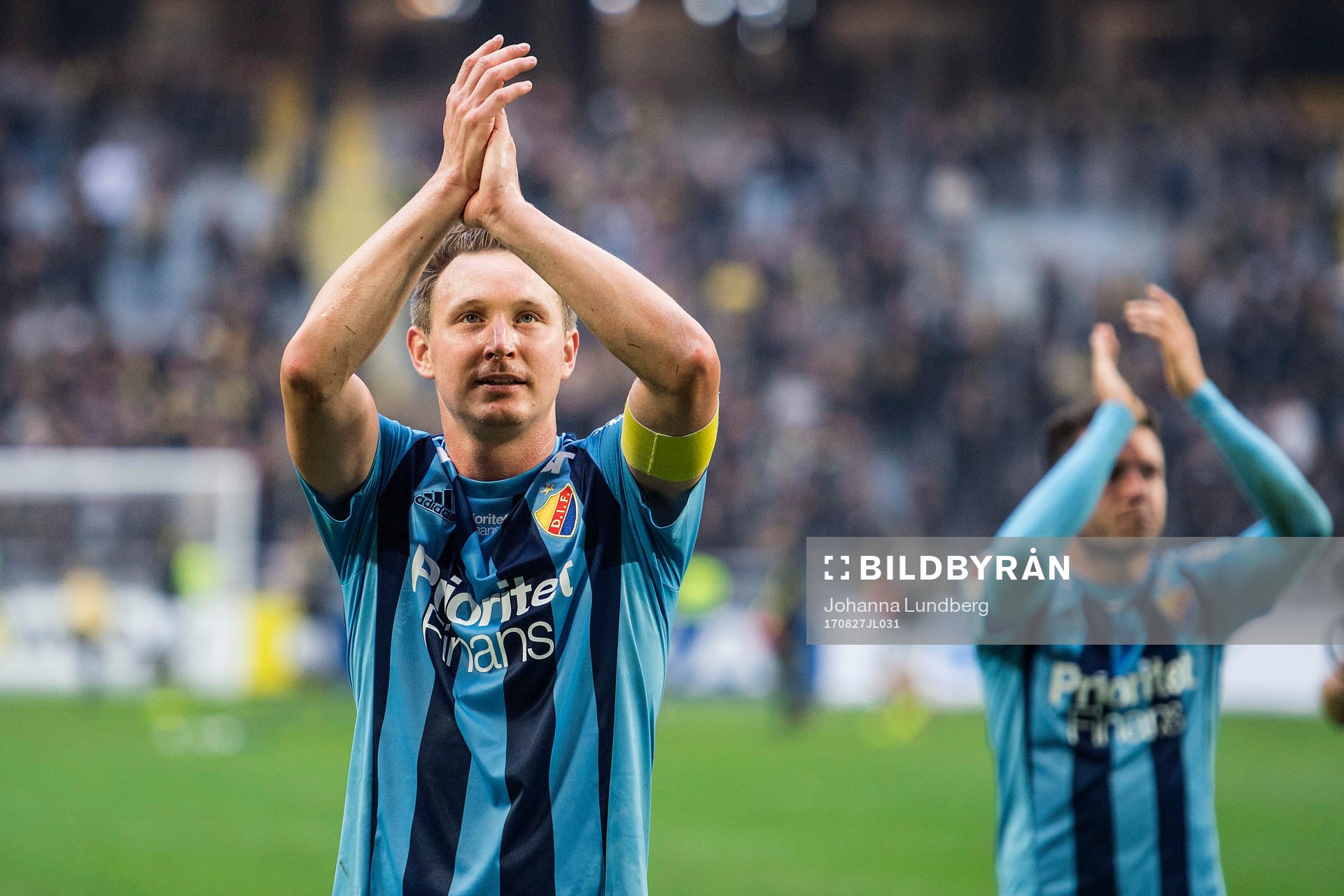 Djurgårdens Kim Källström tackar publiken efter fotbollsmatchen i Allsvenskan mellan AIK och Djurgården den 27 augusti 2017 i Stockholm.