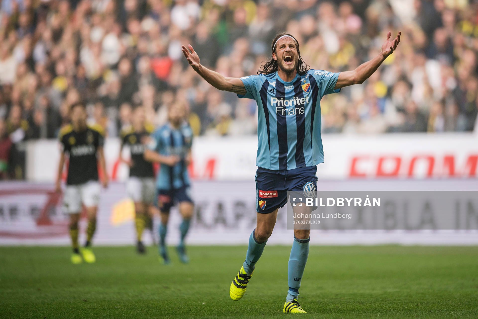 Djurgårdens Jonas Olsson reagerar mot domaren