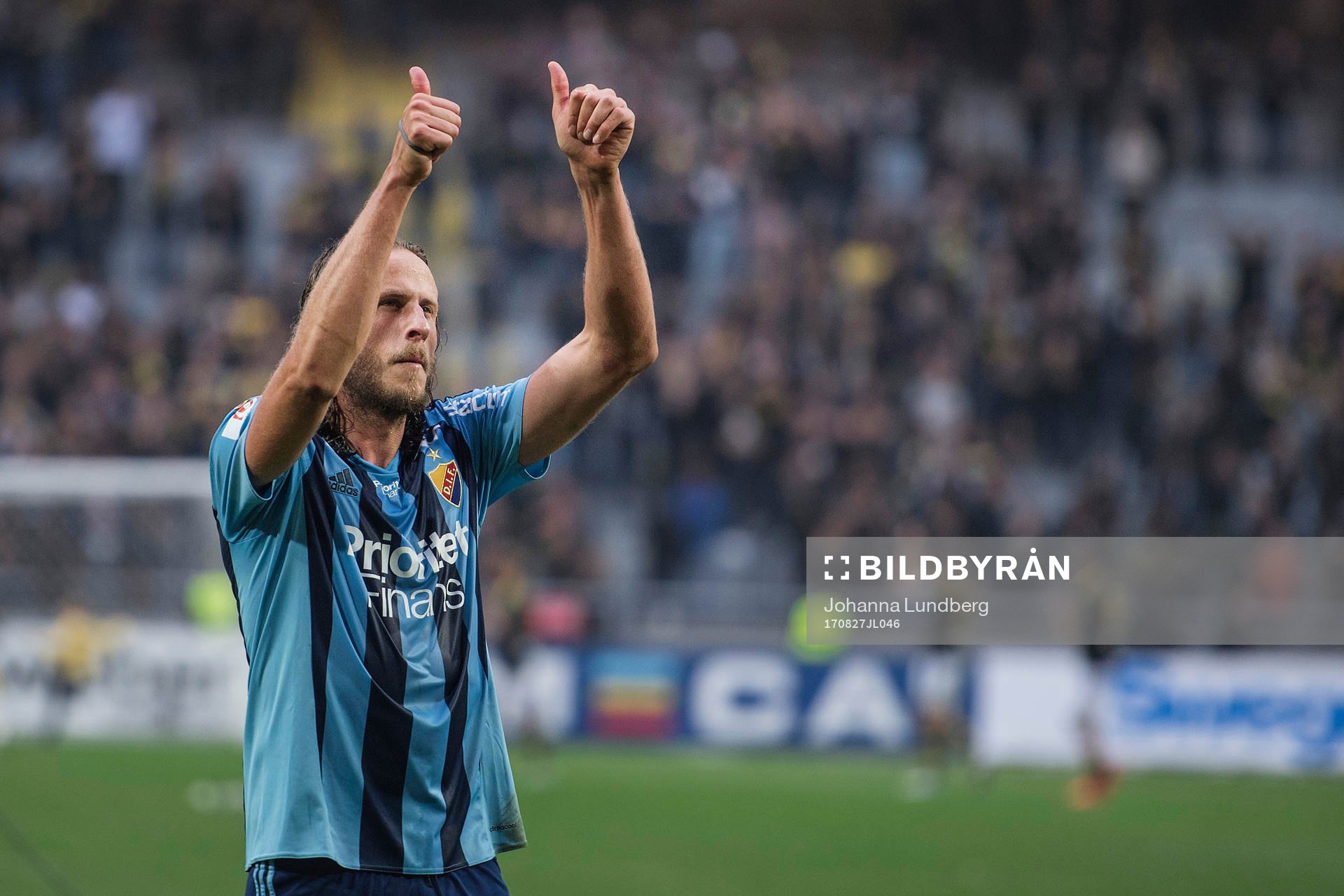 Djurgårdens Jonas Olsson tackar publiken