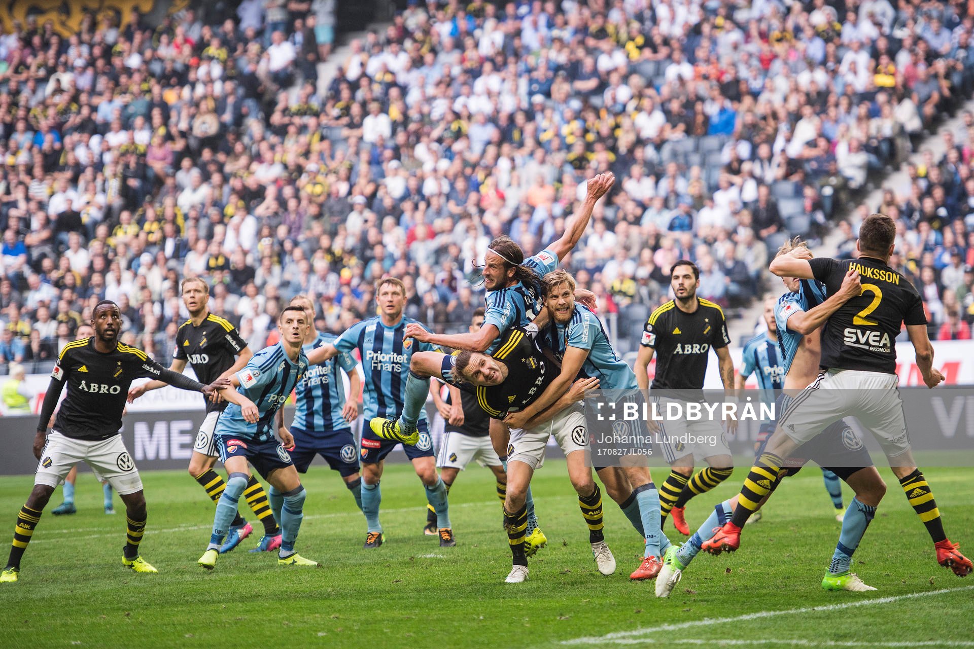 Djurgårdens Jonas Olsson och Niklas Gunnarsson i en duell