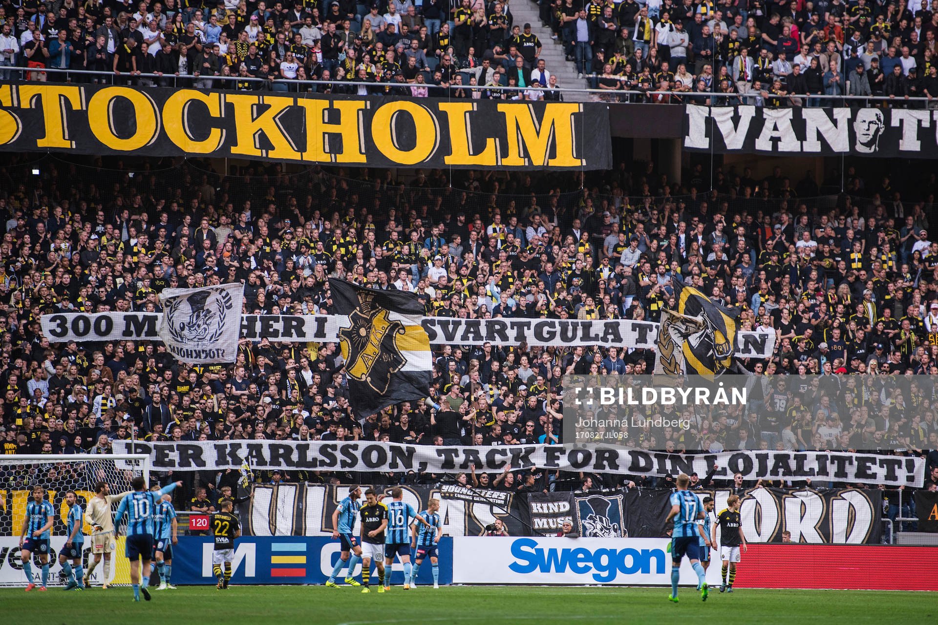 s supportrar håller upp en hyllningsbanderoll till Per